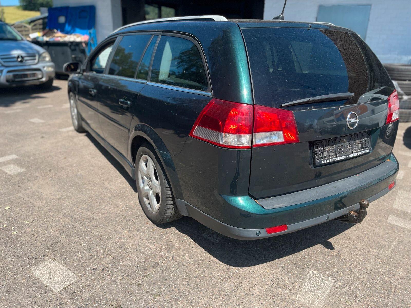 Opel Vectra 2004 — салон