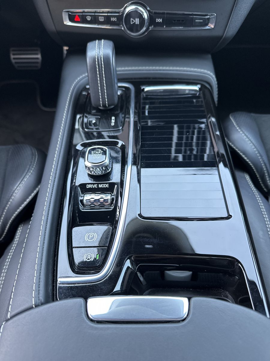Fahrzeugabbildung Volvo V90 T8 AWD R-Design Hybrid NAV+LED+KAM+H&K+19ZO