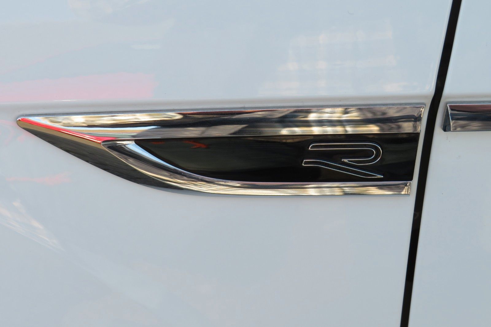 Fahrzeugabbildung Volkswagen T-Roc R-LINE AHK DCC ACC NAVI KAMERA 8-FACH 1.H