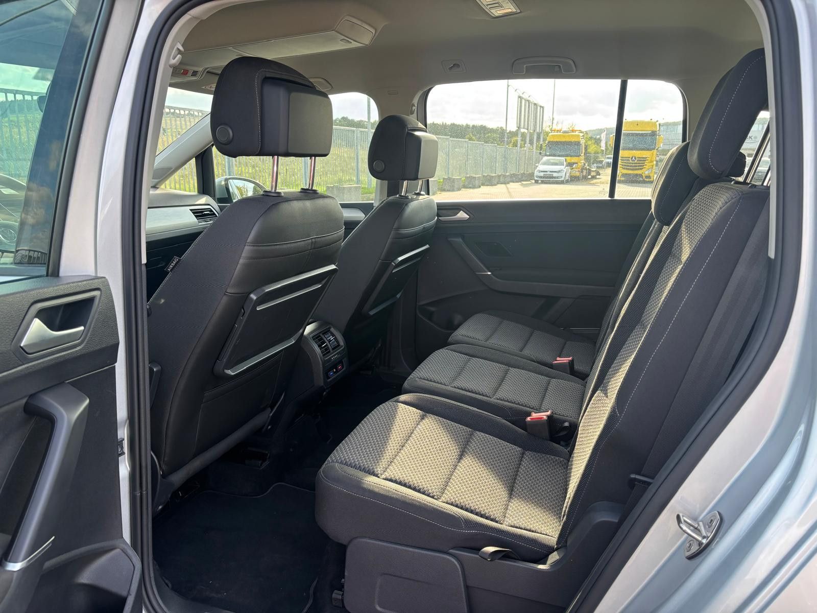 Fahrzeugabbildung Volkswagen Touran 2.0 TDI DSG Comfortline-NAVI-ACC-PDC-SHZ-