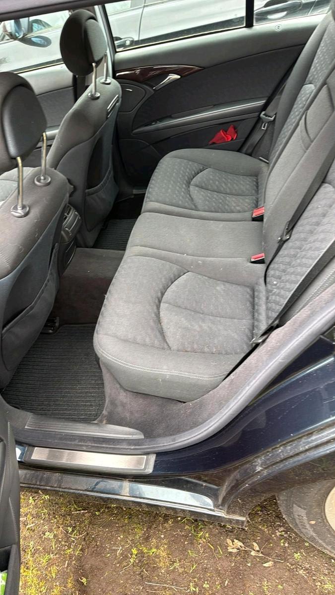 Mercedes-Benz E220 2004 — interior
