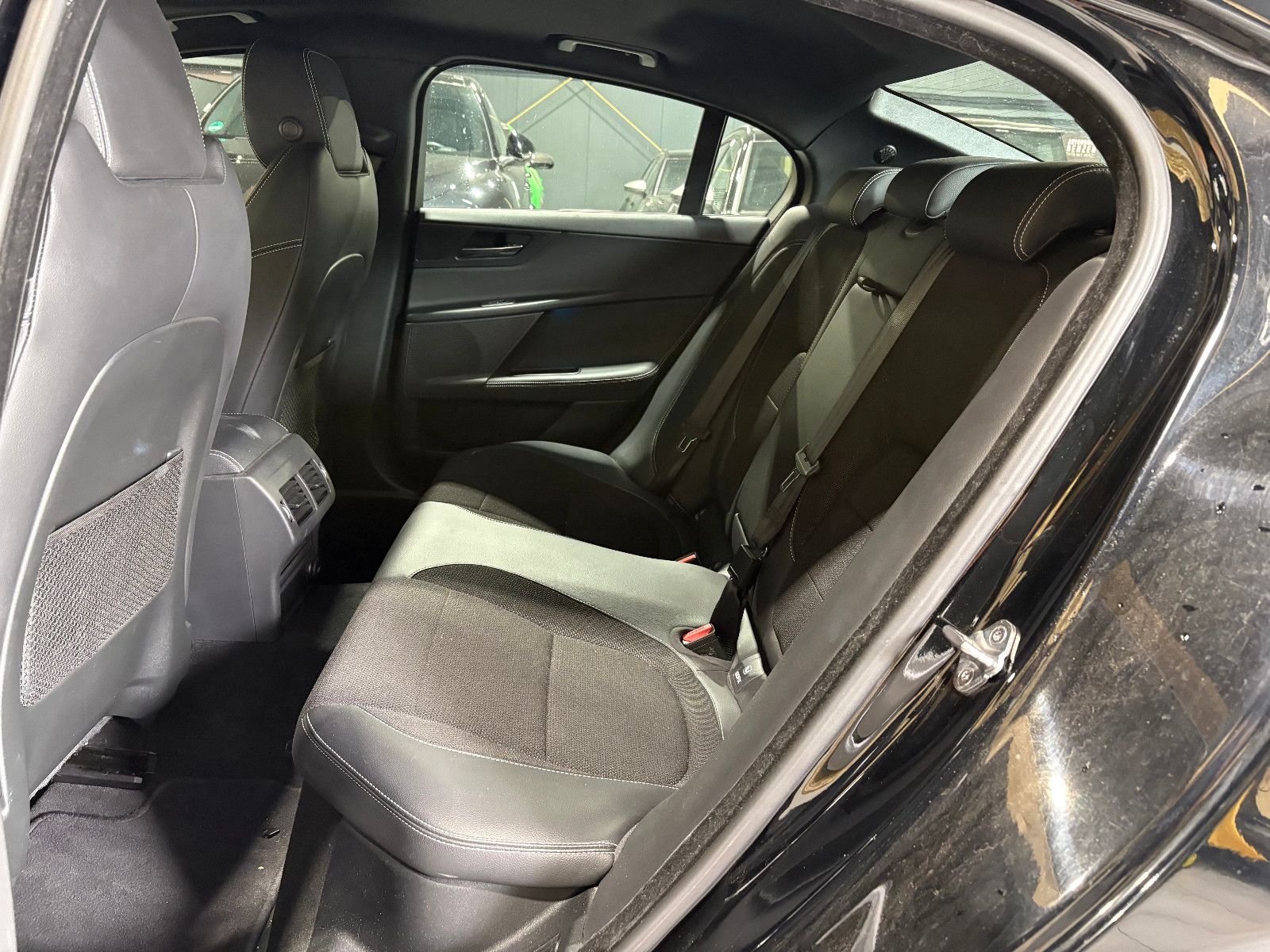 Fahrzeugabbildung Jaguar XE /TEMPOMAT/NAVI/SHZ/KLIMA/BI-XENON/SPURHALTE