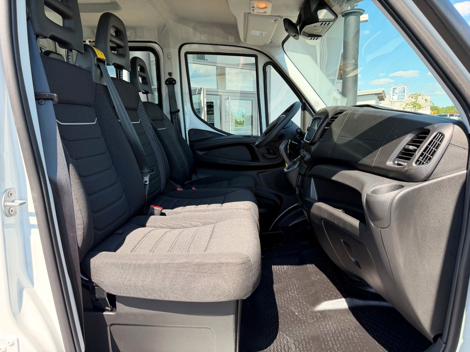 Fahrzeugabbildung Iveco Daily 35S16 H 3.0L A8 *Automatik*AHK*7-Sitze*