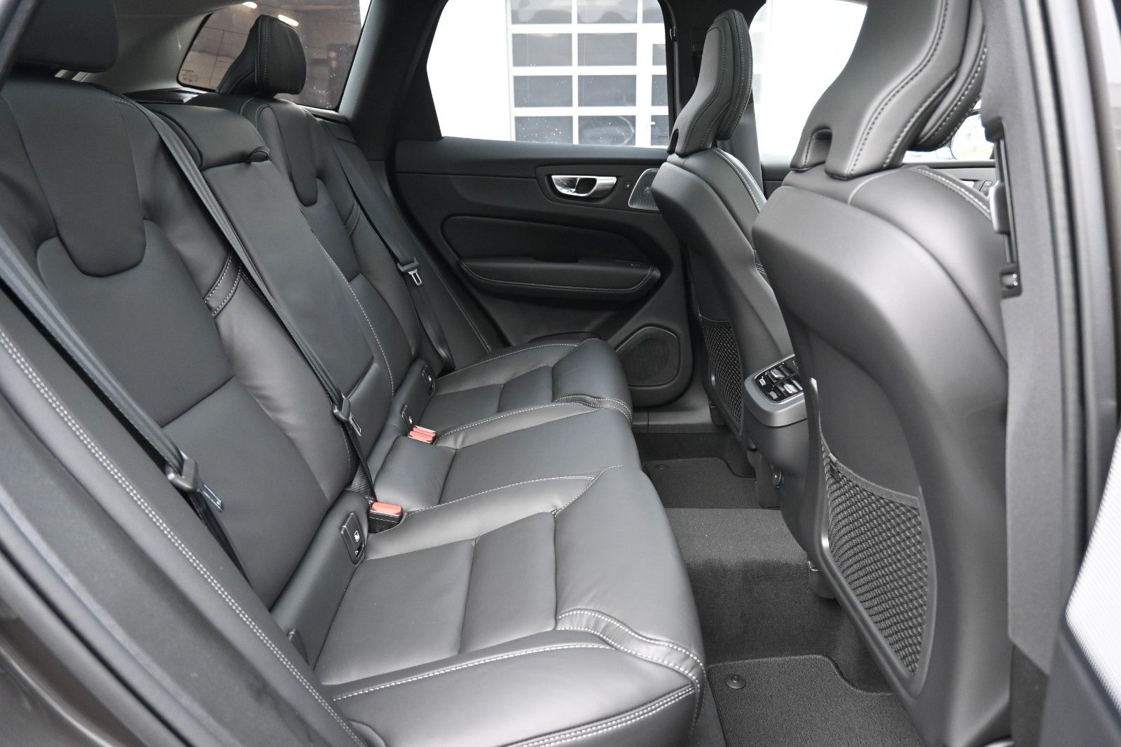 Fahrzeugabbildung Volvo XC60 B4D AWD Ultimate Dark*STDHZG*B&W*LUFT*ACC