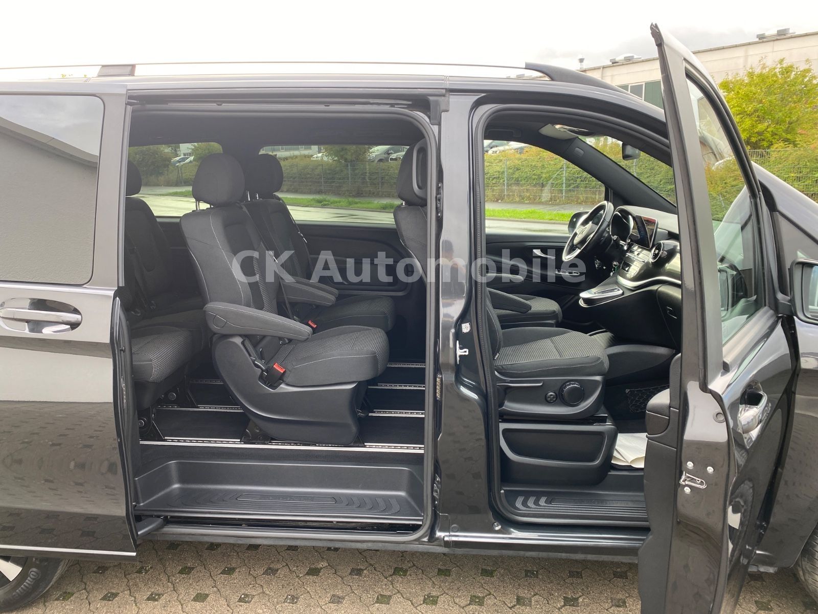 Fahrzeugabbildung Mercedes-Benz V 300 d EDITION 4MATIC lang/7Sitze/Navi/Kam./LED