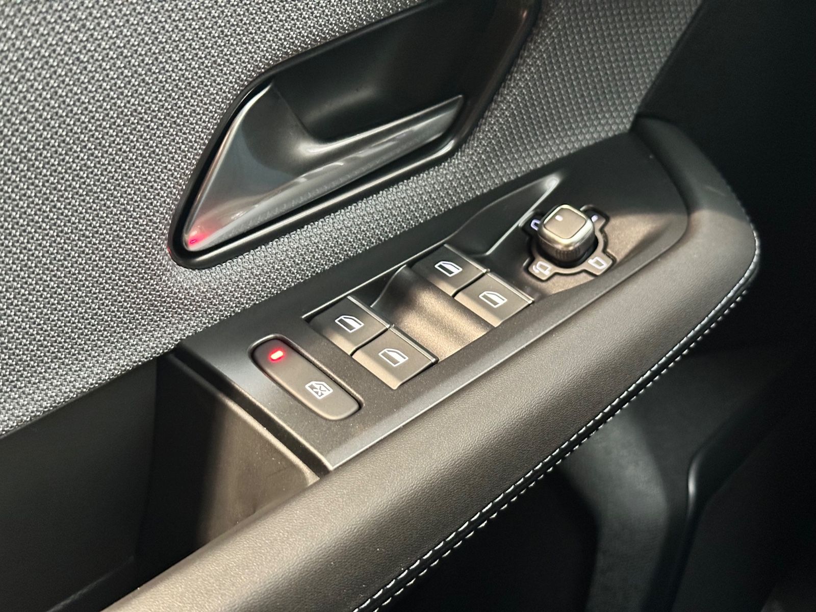 Fahrzeugabbildung Opel Grandland Hybrid *NAVI*SHZ*Allwetter*Kamera*Foc