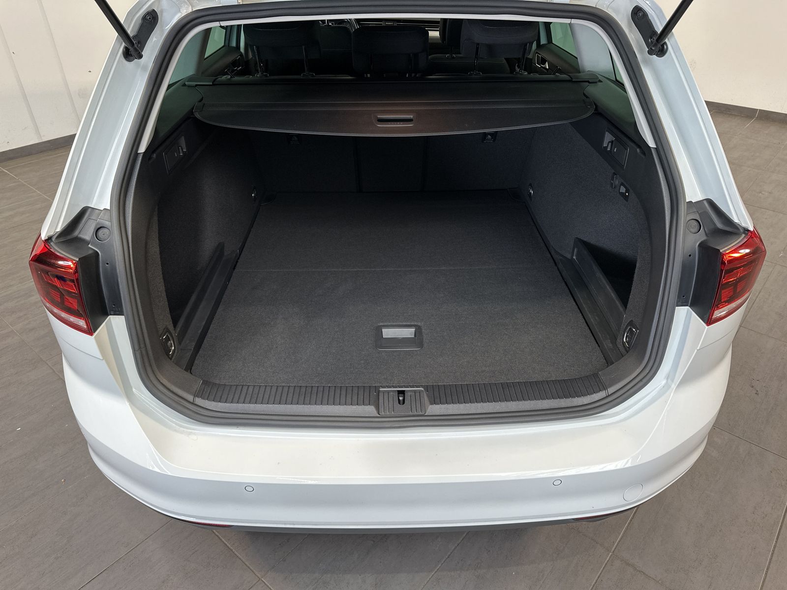 Fahrzeugabbildung Volkswagen Passat Variant 2.0 TDI DSG R-Line NAV+LED+AHK+PP