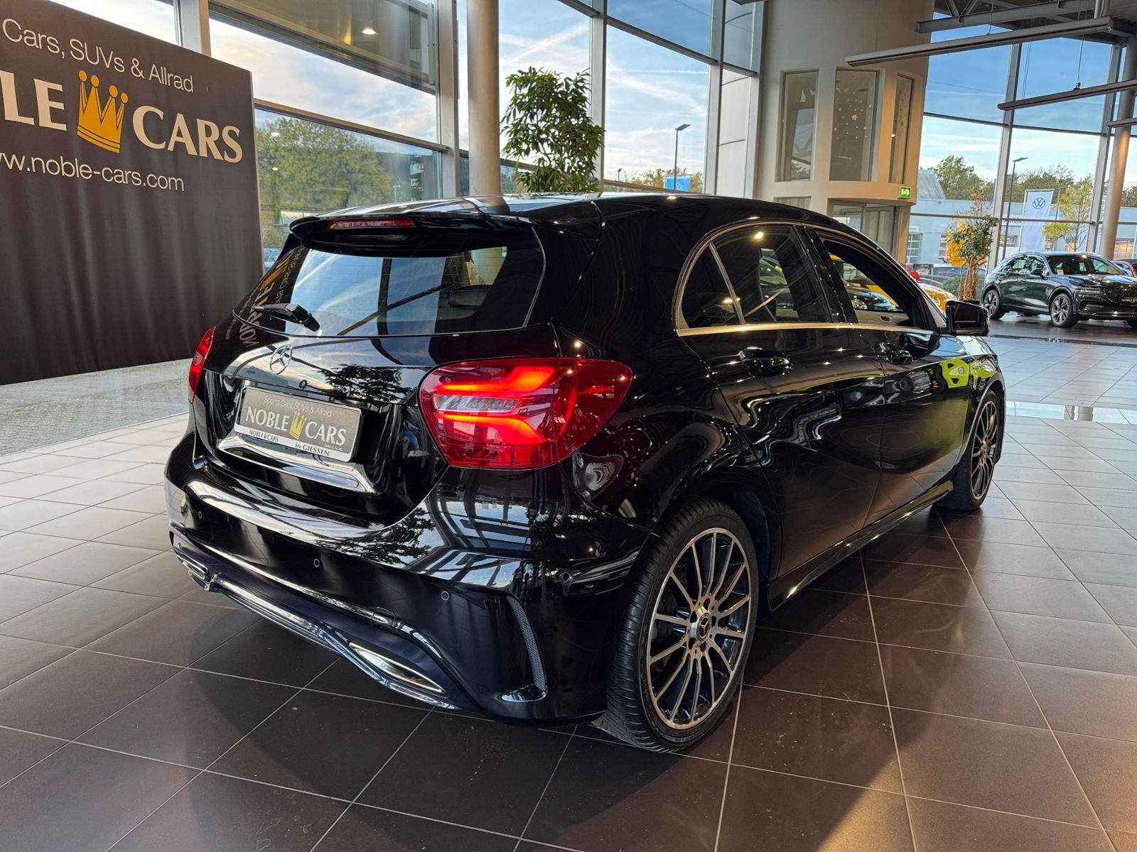 Fahrzeugabbildung Mercedes-Benz A 200 AMG Line PEAK Edition LED NAV SHZ 18"