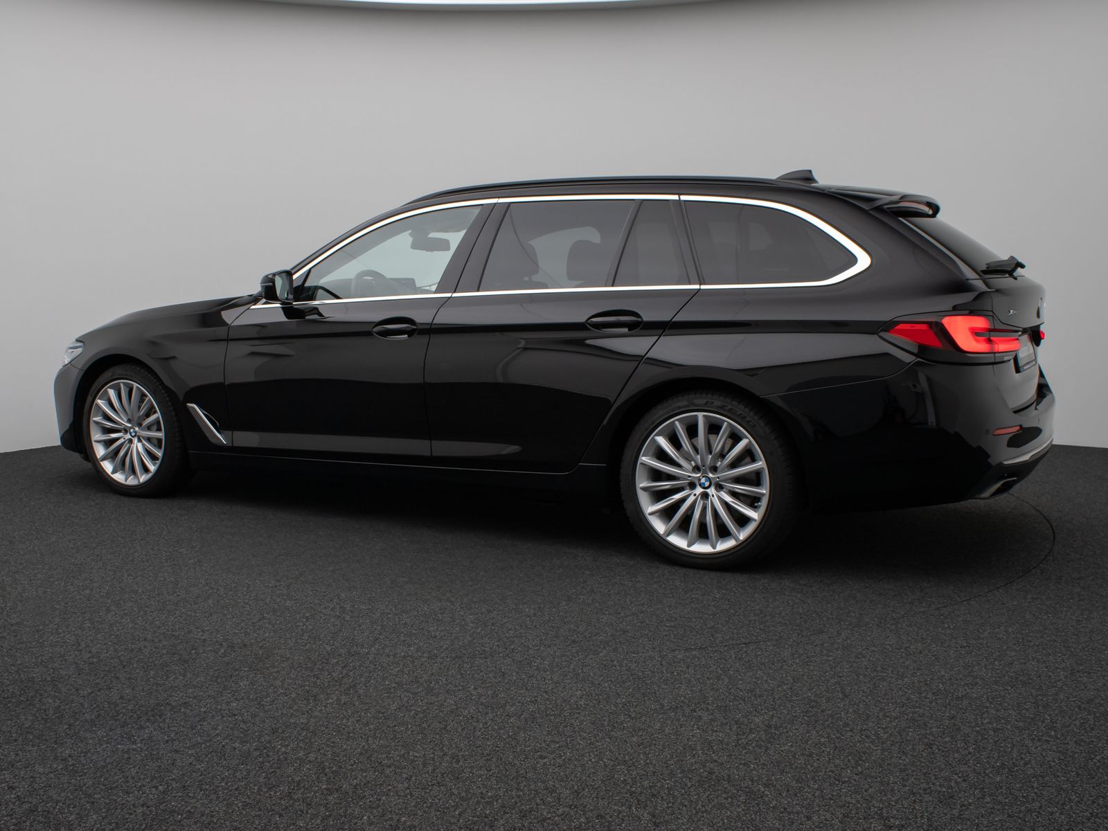 Fahrzeugabbildung BMW 530d xD Luxury Line Laser HUD DAB H/K AHK 19Zoll