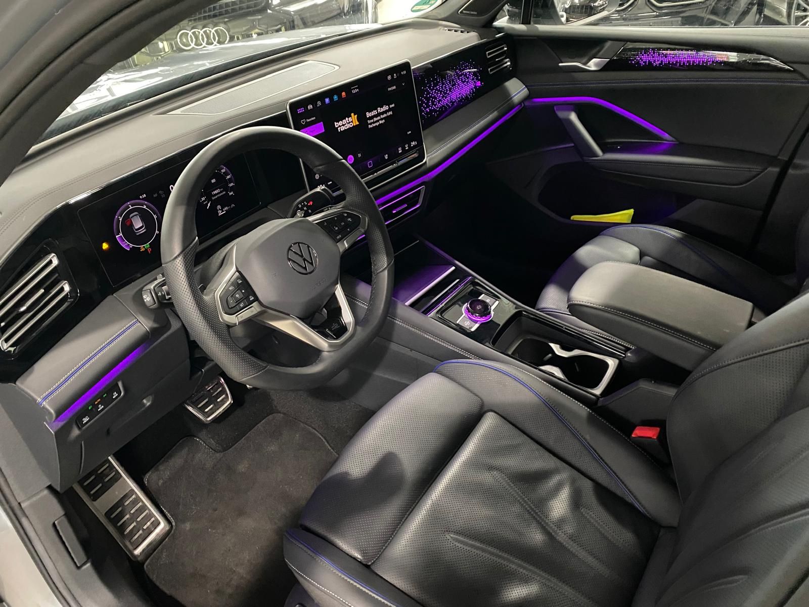 Fahrzeugabbildung Volkswagen Tiguan 2.0 TDI 4M R-Line/Leder/Pano/Matrix/AHK/