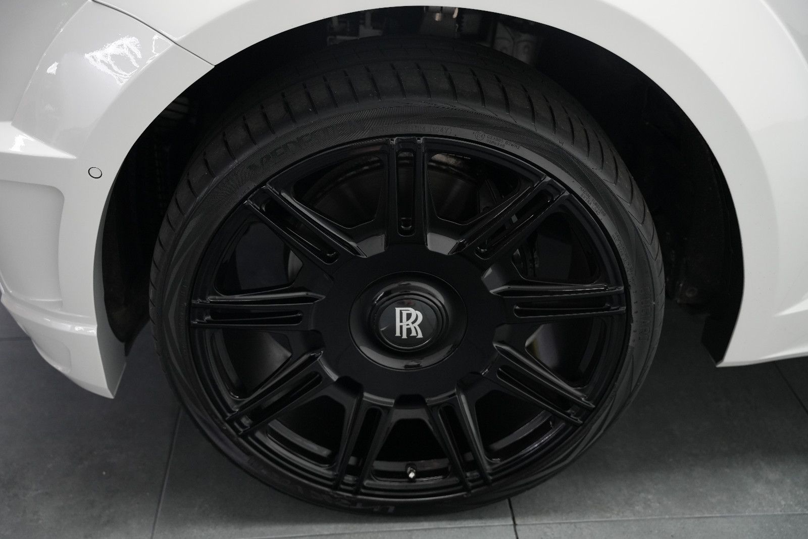 Fahrzeugabbildung Rolls-Royce Cullinan/NOVITEC/WIDEBODY/24''/FOND-TV/STERNEHIM