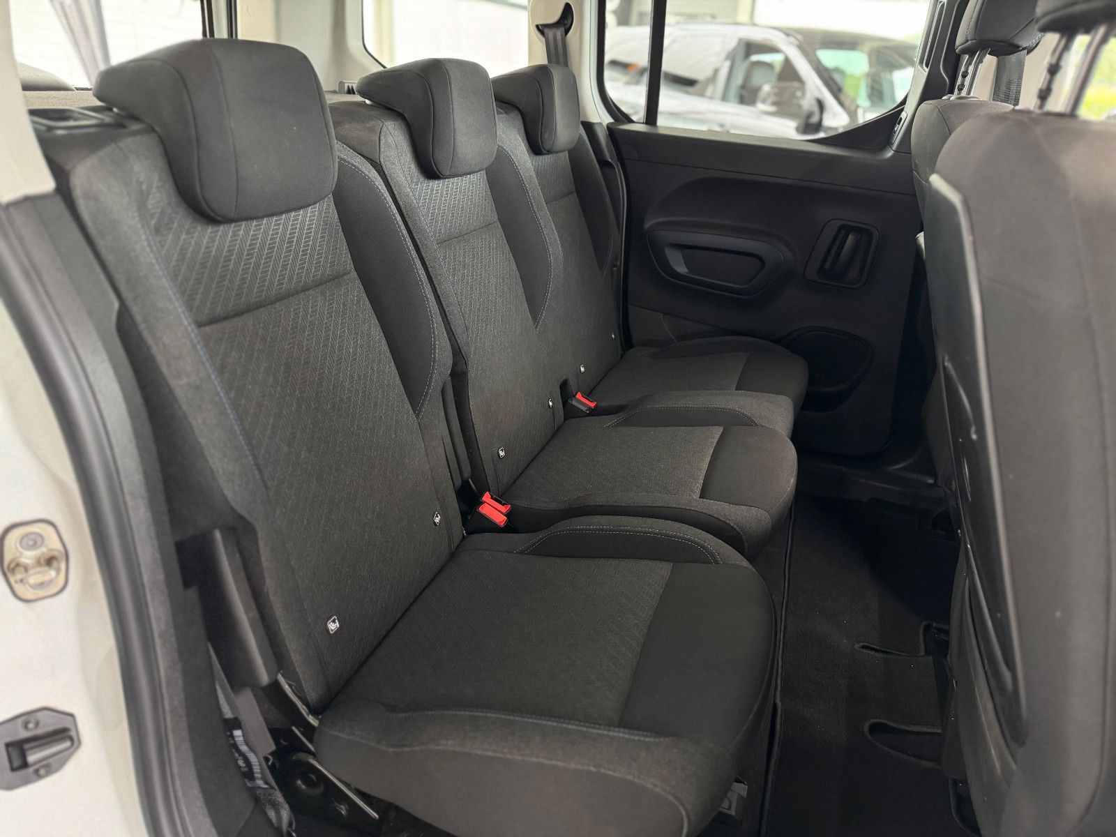 Fahrzeugabbildung Peugeot Rifter 1.5 HDI Allure AHK Klima Drive-Assist-Pak