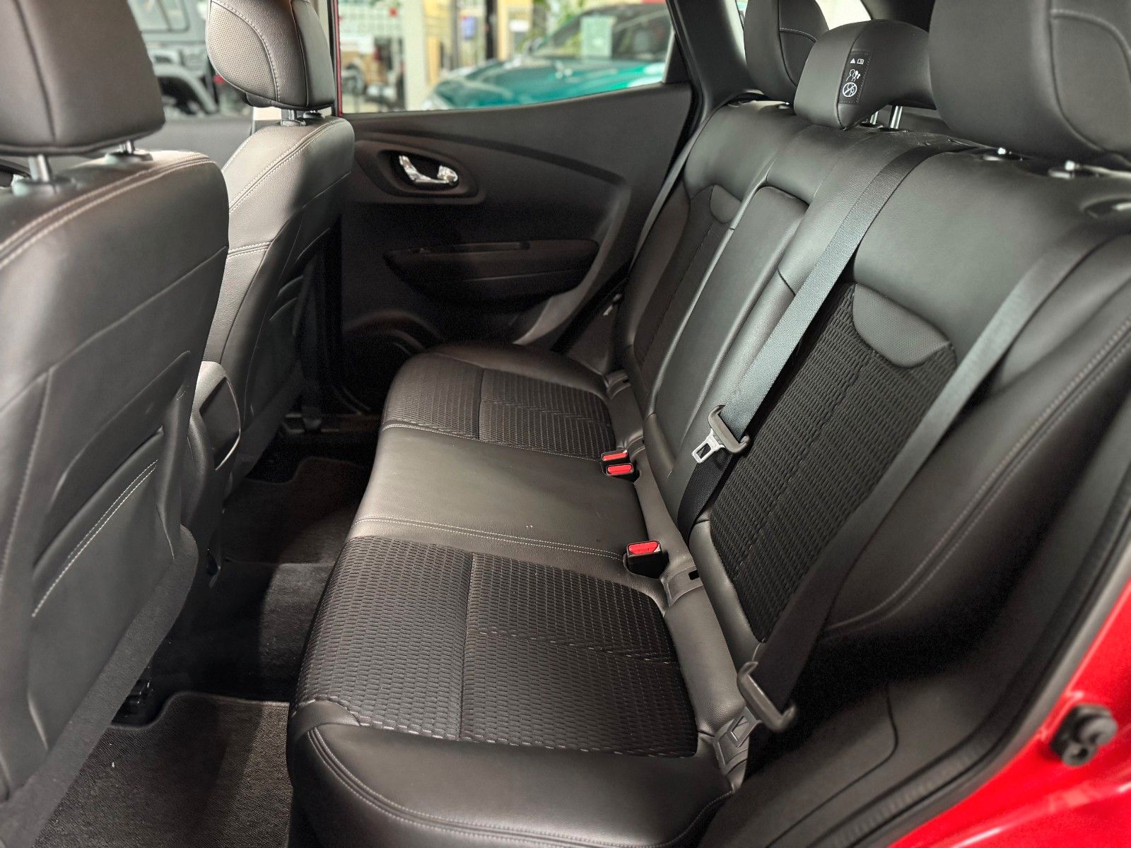 Fahrzeugabbildung Renault Kadjar 1.3 TCe 140 Limited "AHK Kamera DeLuxe"