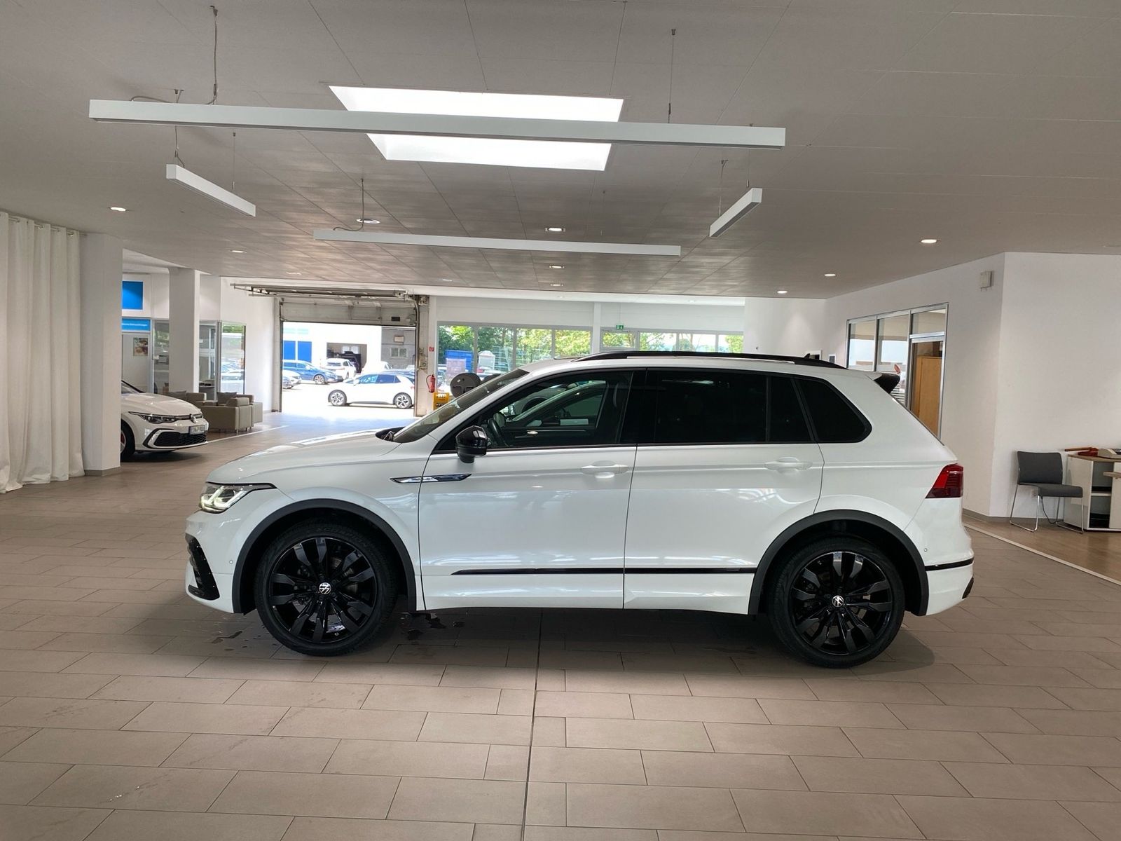 Volkswagen Tiguan 1.5 TSI R-Line BlackStyle AHK IQ.Light RF foto 3
