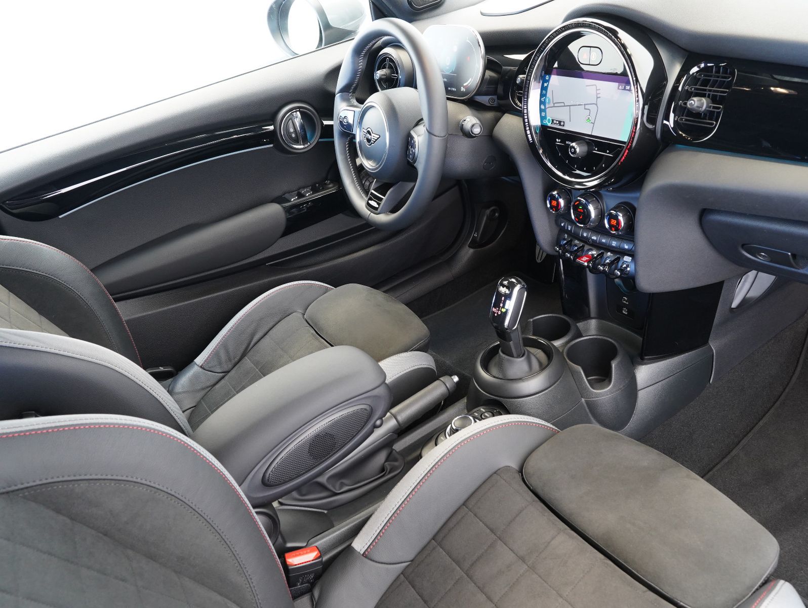 Fahrzeugabbildung MINI Cooper Cabrio John Cooper Works Trim MINI YOURS
