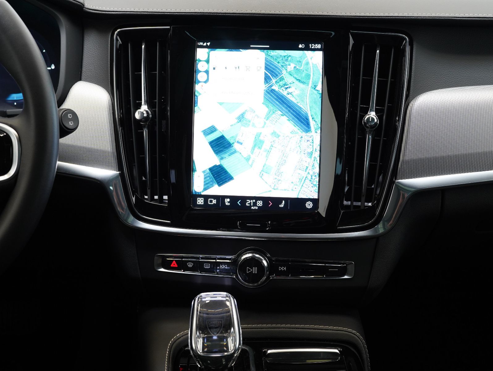 Fahrzeugabbildung Volvo V90 T6 AWD Recharge Plug-In Plus Dark