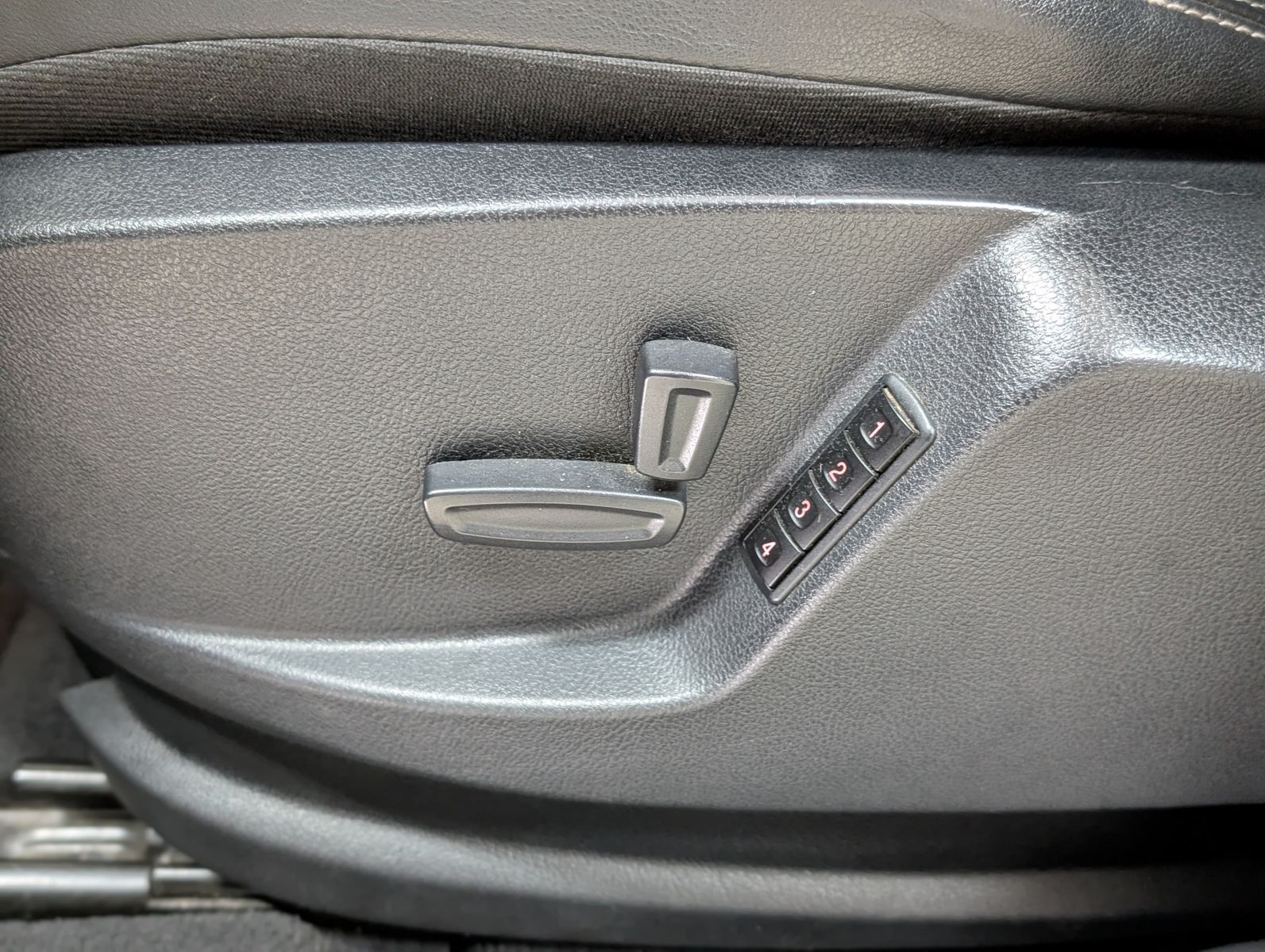 Fahrzeugabbildung Ford Galaxy Ghia 7-SITZ AHK PDC LEDER EURO5 KLIMA