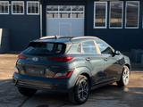 Hyundai KONA E Select SHZ LHZ ACC LKA PDC CAM LFA CarPl. - blaue Hyundai KONA Elektro