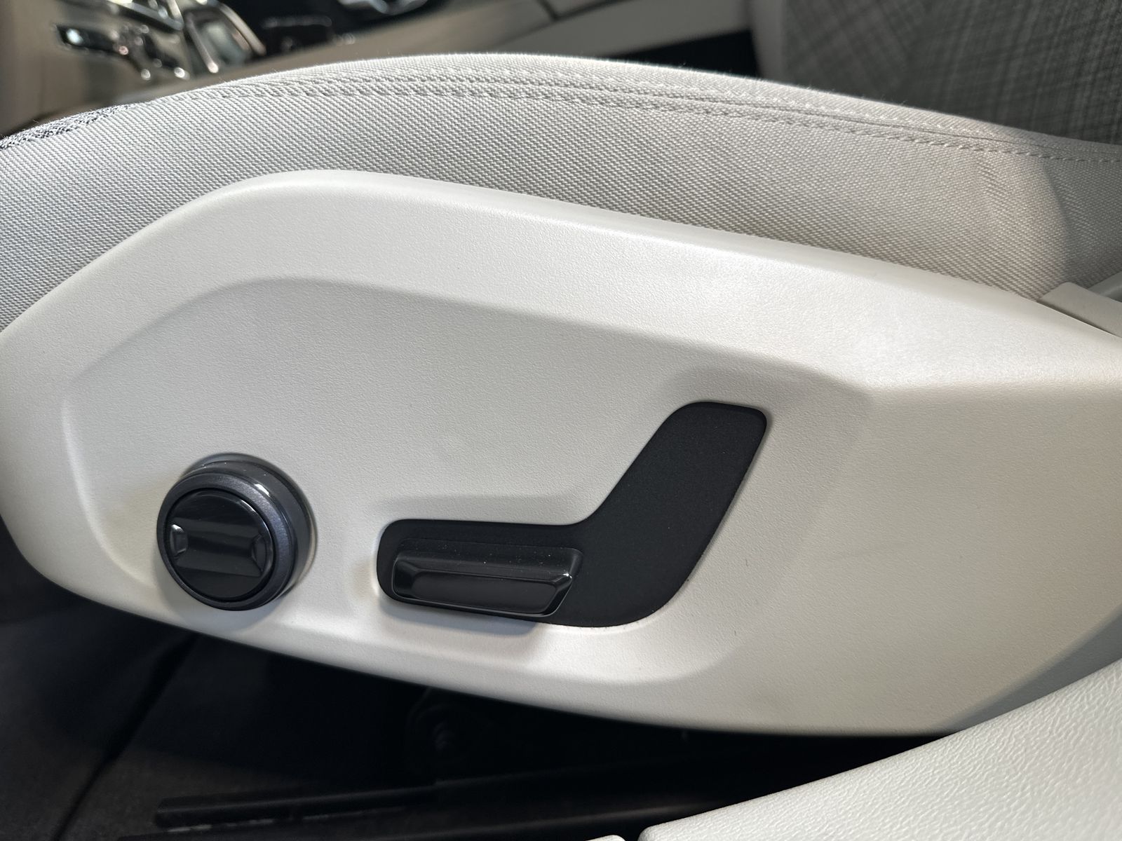 Fahrzeugabbildung Volvo V60 T6 AWD Recharge Core NAV+LED+ACC+STHZG+18ZO