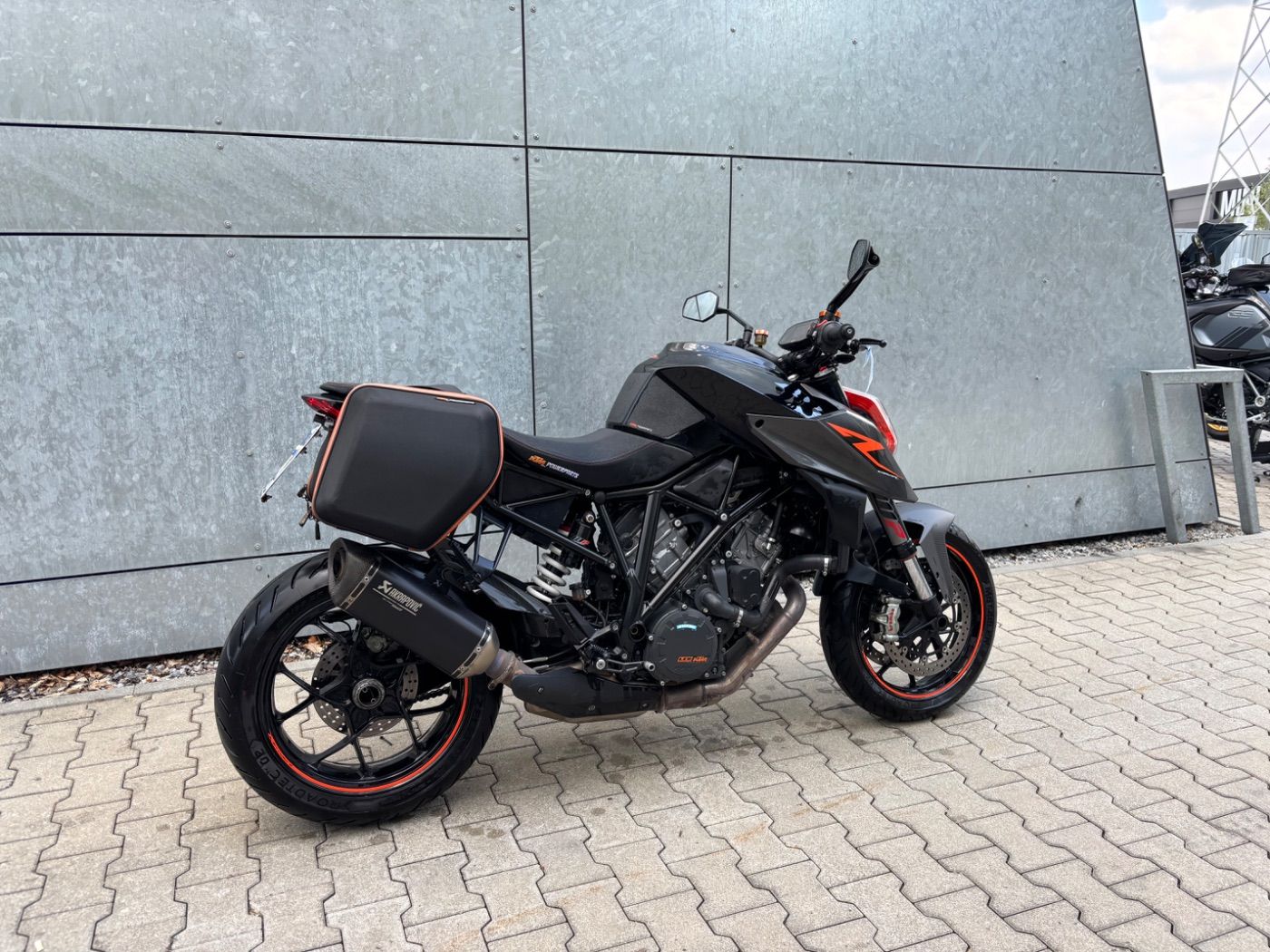 Fahrzeugabbildung KTM 1290 Super Duke R Akrapovic