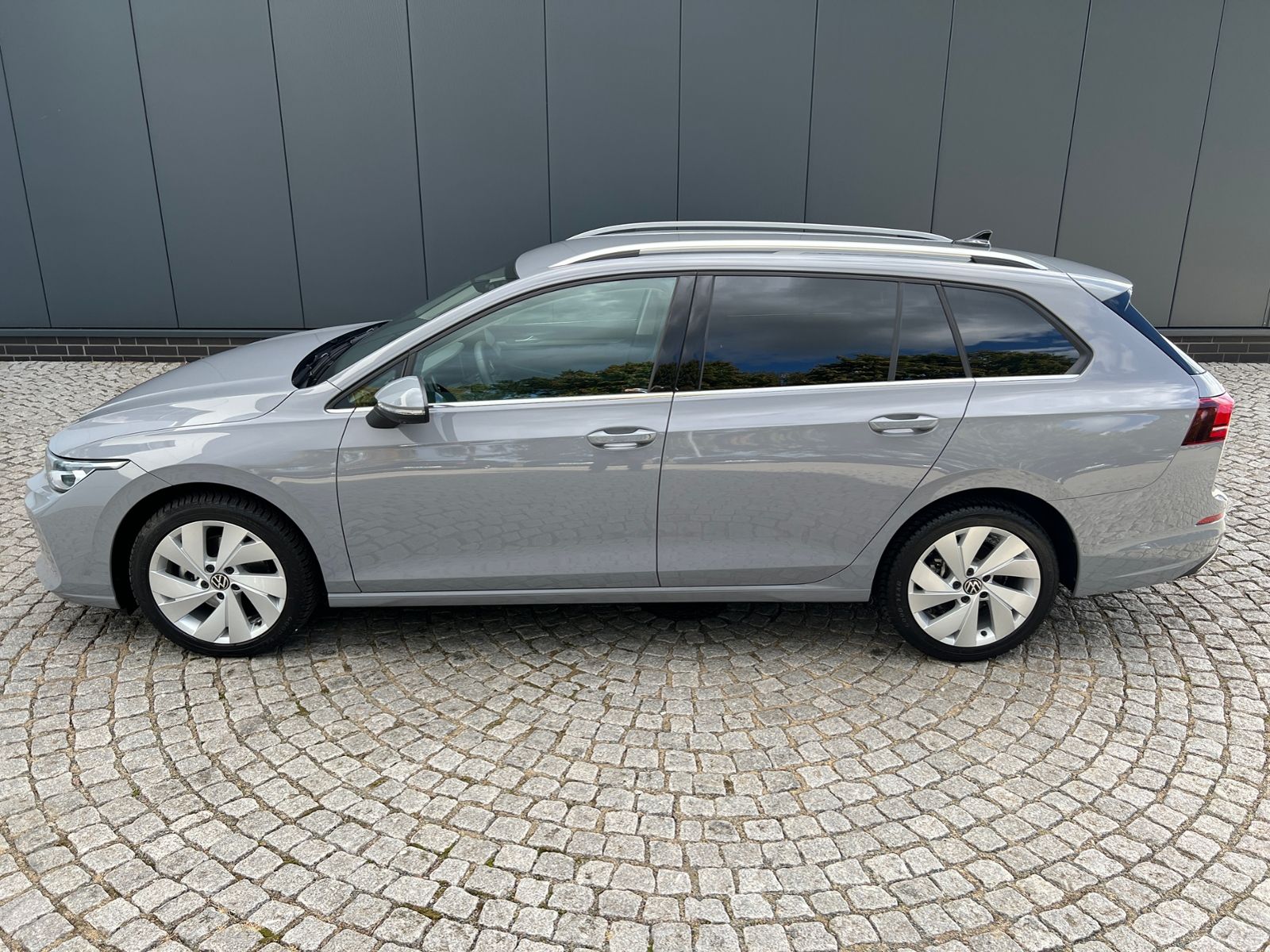Fahrzeugabbildung Volkswagen Golf VIII Variant Style 1.5 eTSI DSG *LED, ergoA