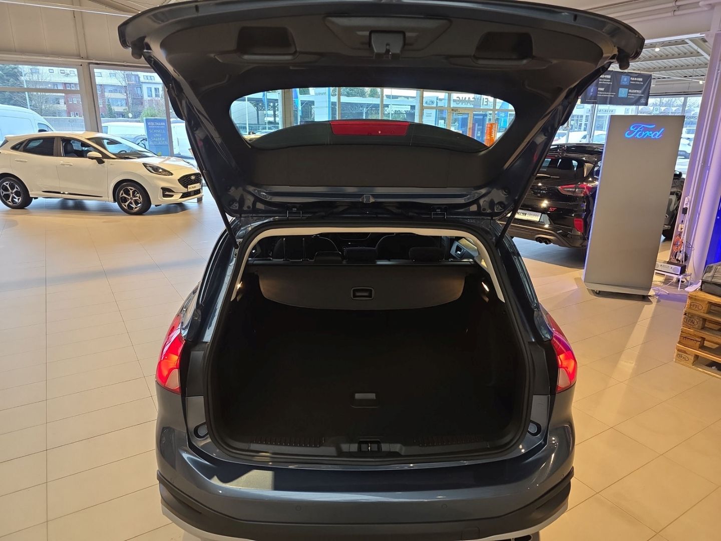 Fahrzeugabbildung Ford Focus Turnier Active GJR Navi LED Apple CarPlay