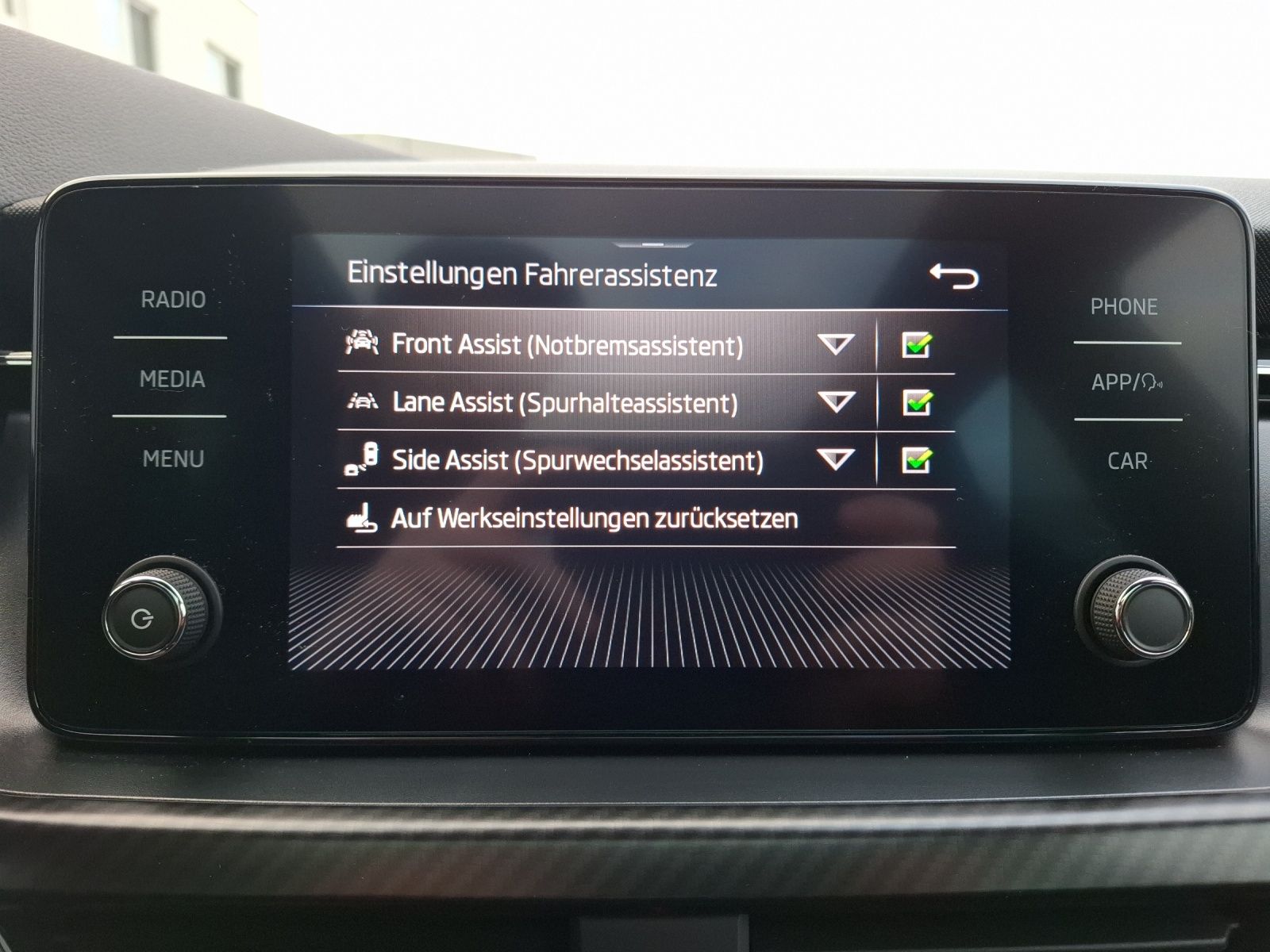 Fahrzeugabbildung SKODA Kamiq TSI Monte Carlo LED AHK Pano GRA PDC SH 18