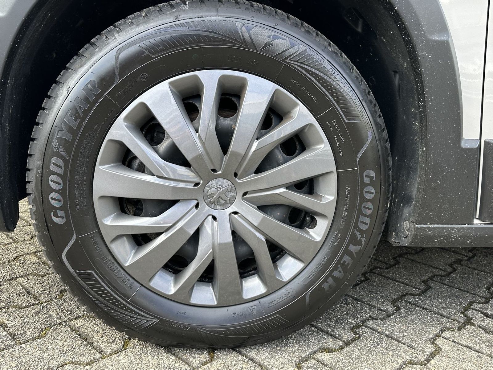 Fahrzeugabbildung Peugeot Rifter 1.2 PureTech 110 Allure L1 S&S