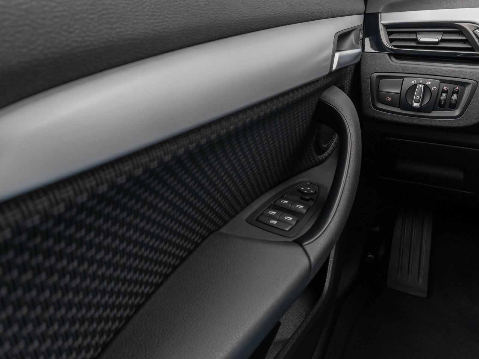 Fahrzeugabbildung BMW X1 xD25e DAB PDC Navi Lordos Geschwindigkeitsre