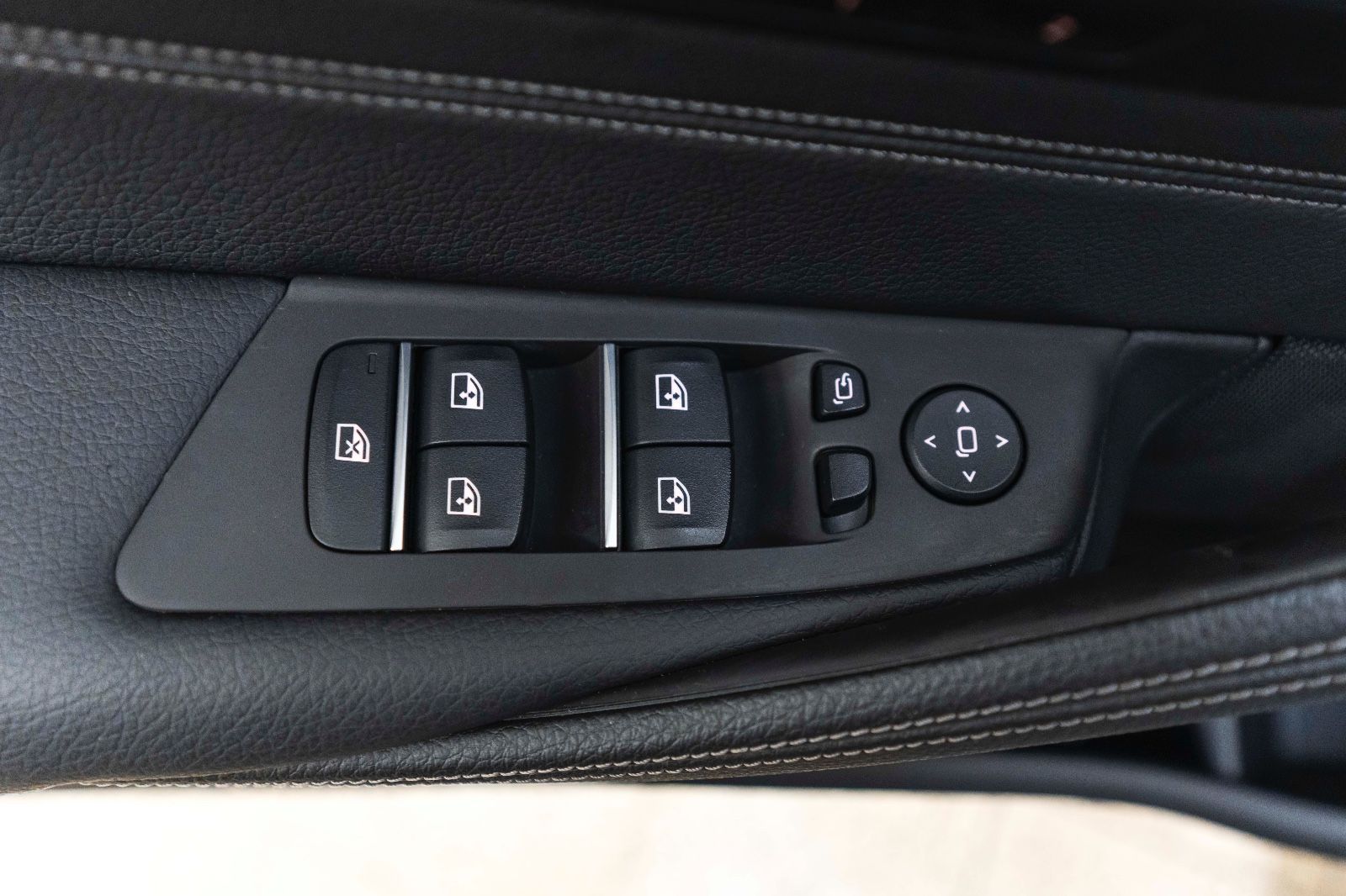 Fahrzeugabbildung BMW 530i xDrive M-Performance HUD LED KAM TOTW NAV