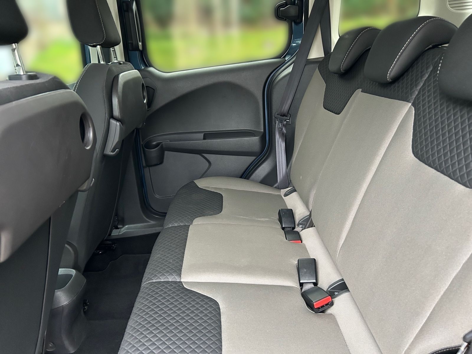 Fahrzeugabbildung Ford Tourneo Courier 1,0 Eco Boost Titanium AHK