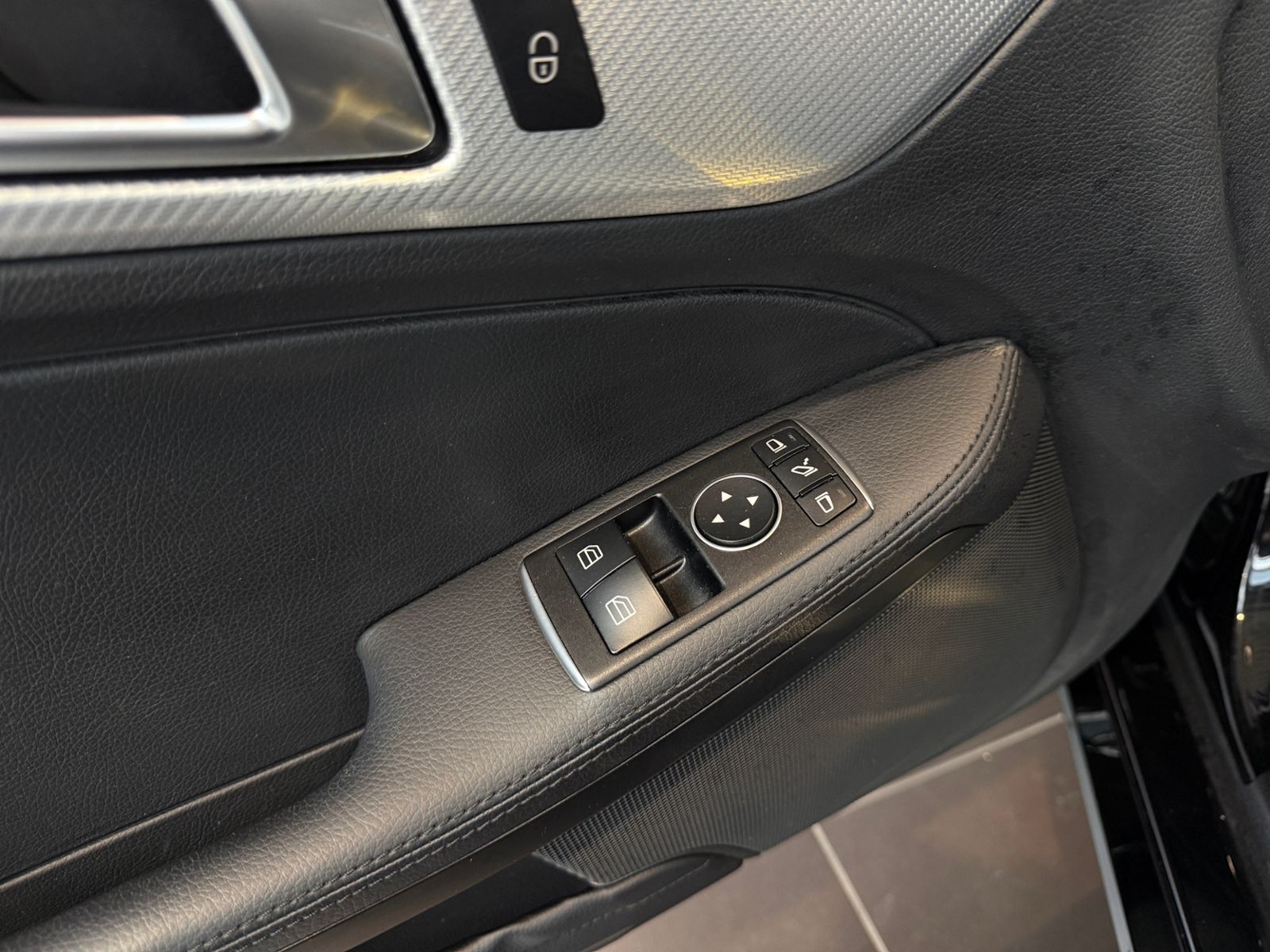 Fahrzeugabbildung Mercedes-Benz SLC 200 AIRSCARF LED NAVI