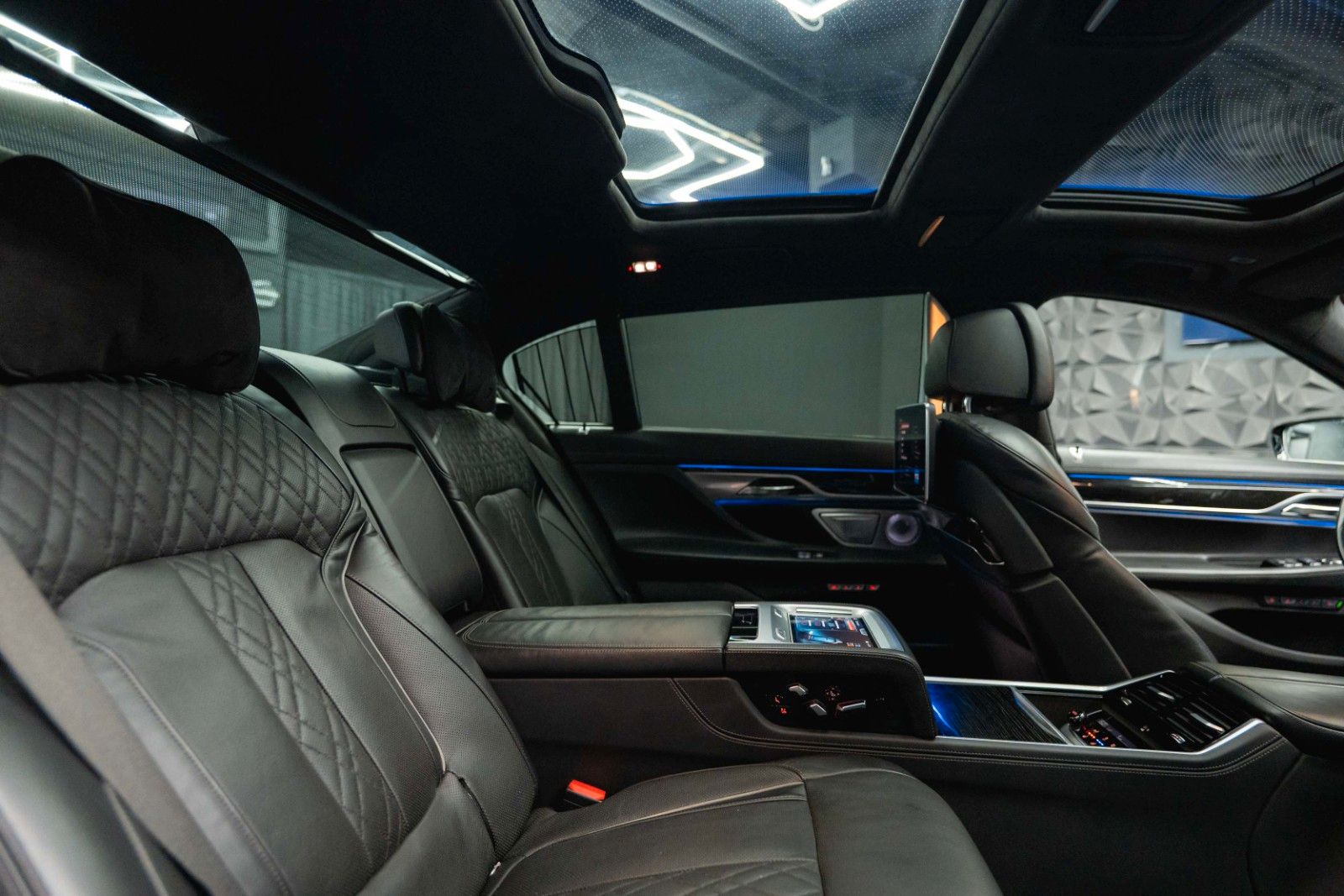 Fahrzeugabbildung BMW 730d L xDrive M Sport Shadow | 100% Option | 19%