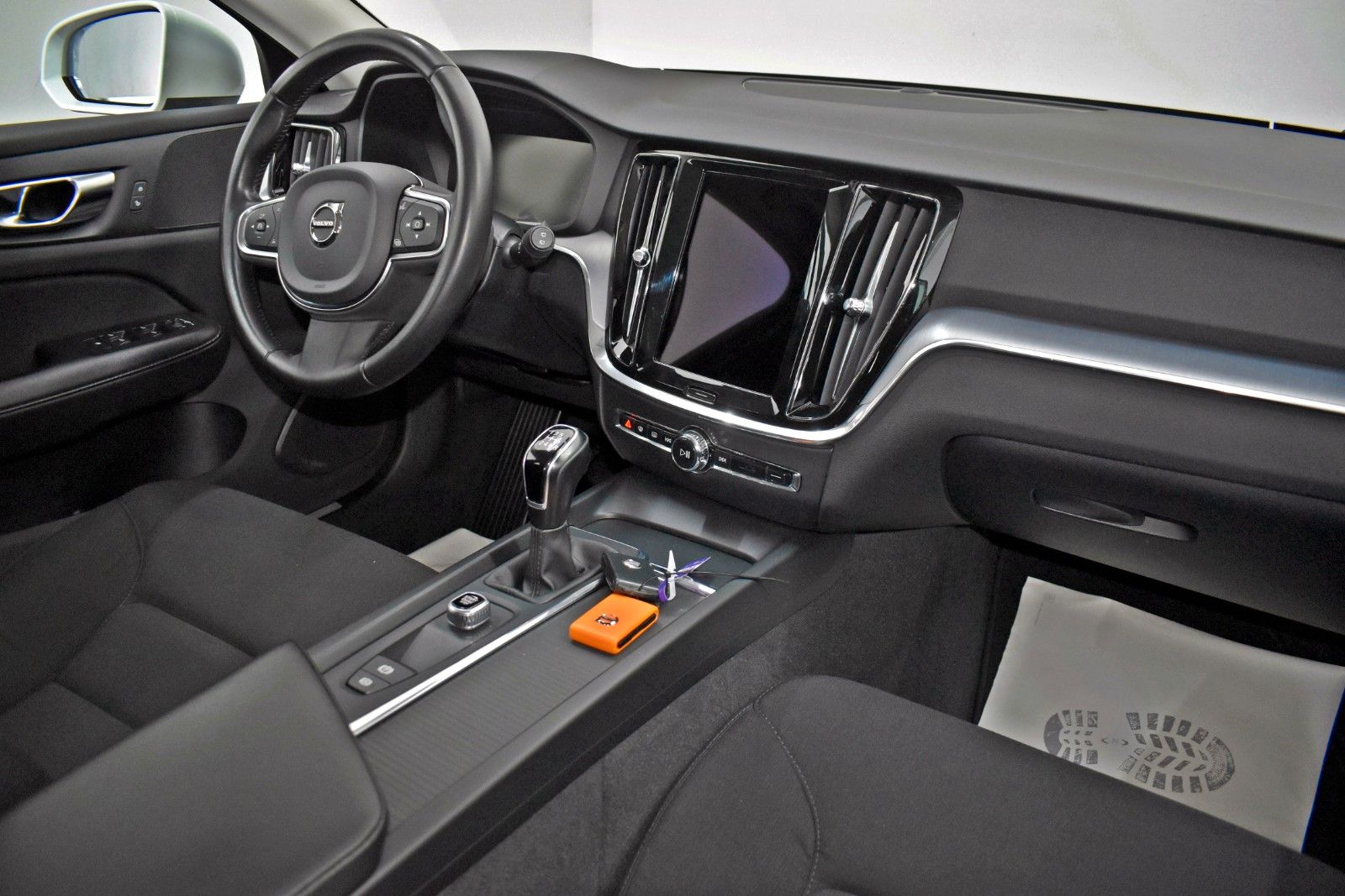 Fahrzeugabbildung Volvo V60 Kombi Momentum Core,LED,Kamera,Carplay,DAB