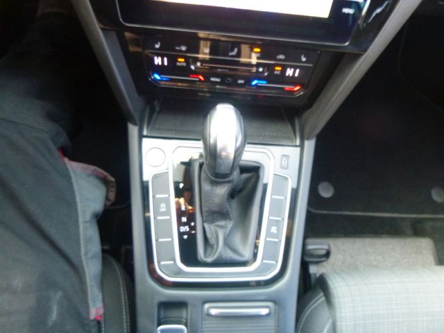 Fahrzeugabbildung Volkswagen Passat Variant 2.0 TDI, Business>AUT/AHK/LED/360