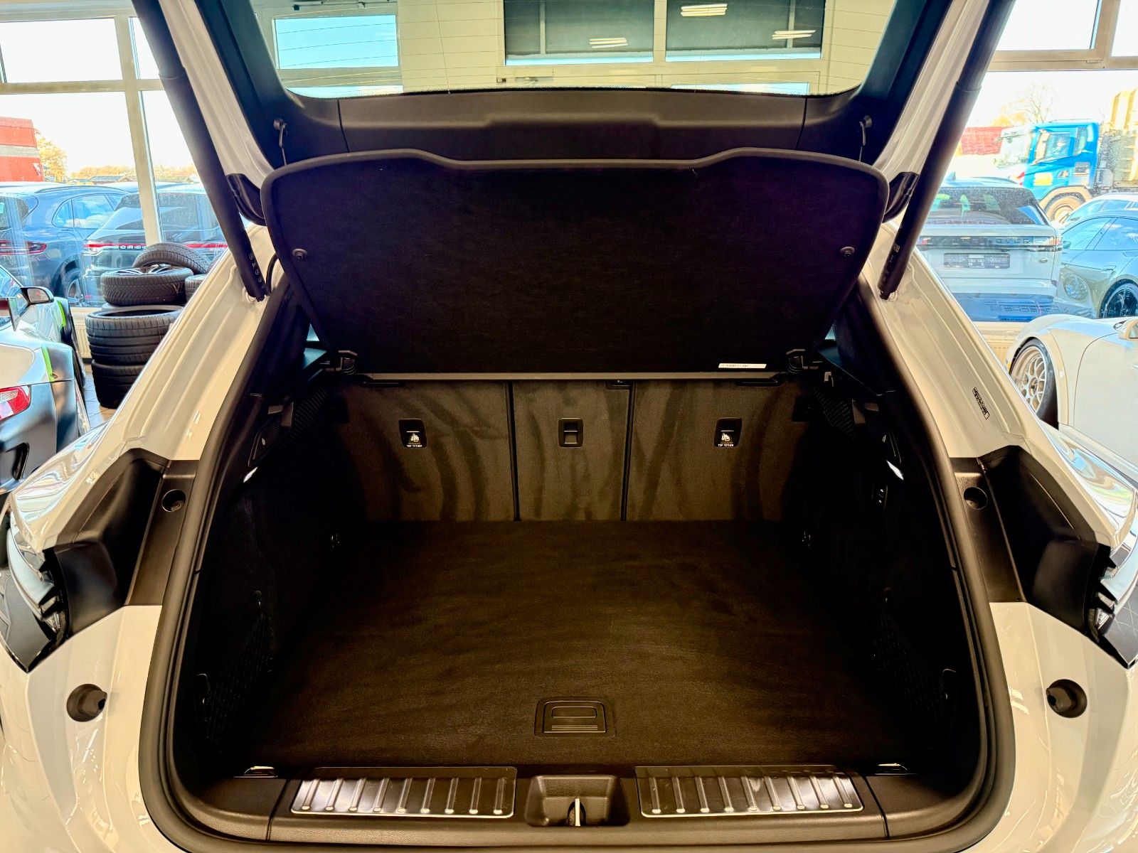 Fahrzeugabbildung Porsche Macan Turbo InnoDrive/OffroadDesign/SCP/Keyless