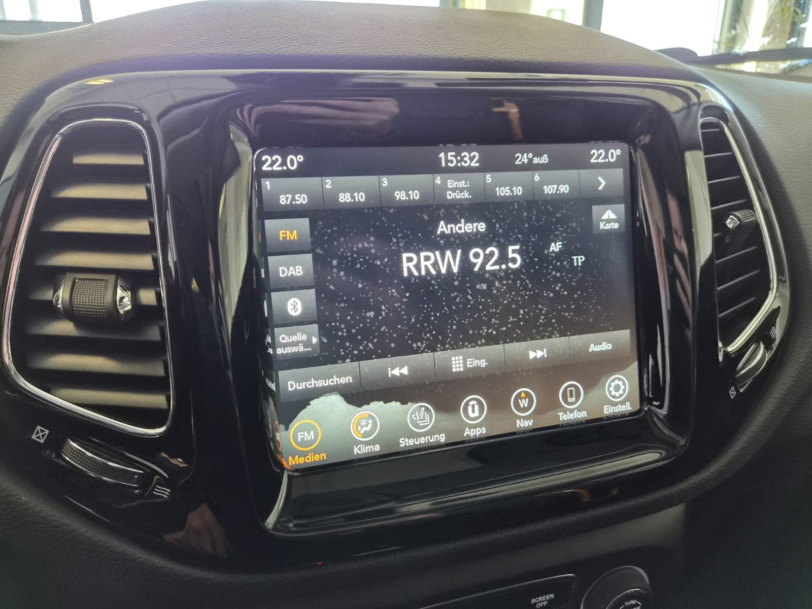 Fahrzeugabbildung Jeep Compass Limited 4WD / LED / NAVI / LEDER
