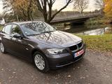 BMW E90 320d Automatik 2 Hand M47 Scheckheft - BMW 320 aus 2006: 320d