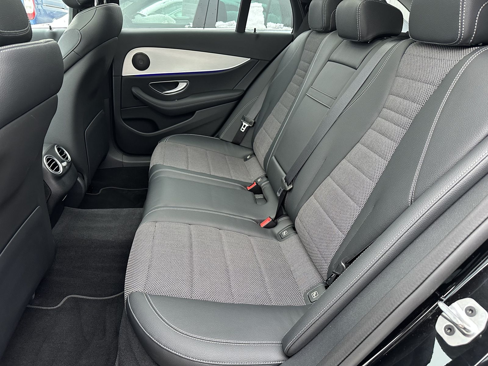 Fahrzeugabbildung Mercedes-Benz E 220d T Avantgarde NAV+LED+AHK+PANO+WIDESCREEN