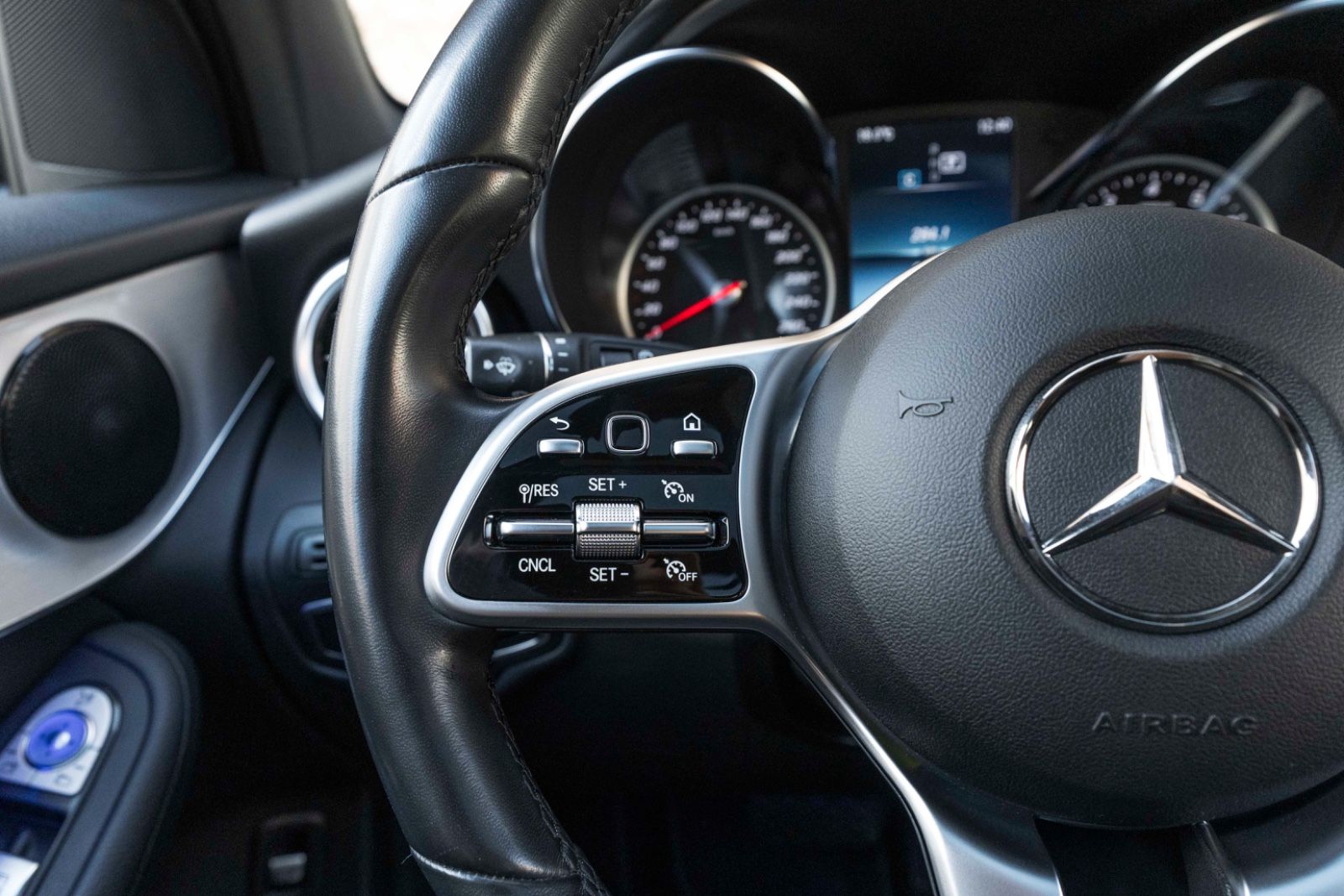 Fahrzeugabbildung Mercedes-Benz GLC 300 4MATIC LED 360° PANO TOTW NAV OFFROAD