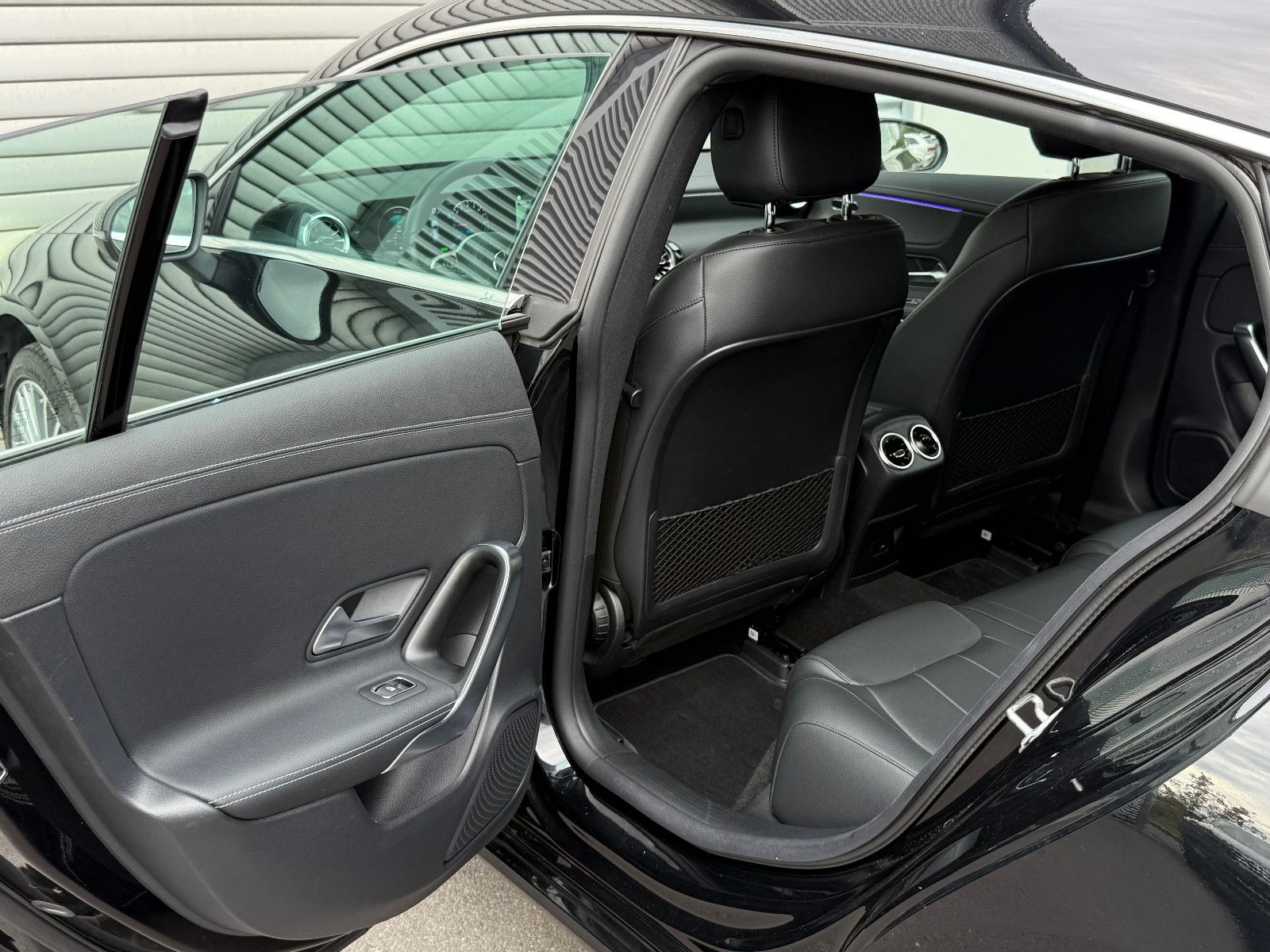 Fahrzeugabbildung Mercedes-Benz CLA 250e Shooting Brake Aut Leder Navi LED SHZ