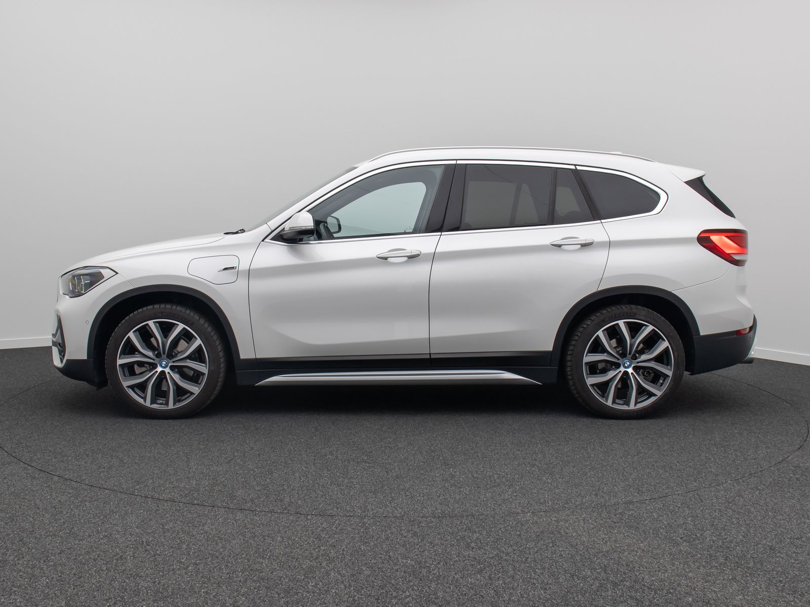 Fahrzeugabbildung BMW X1 xD25e xLine HUD Navi+ HiFi DAB Kamera 19Zoll