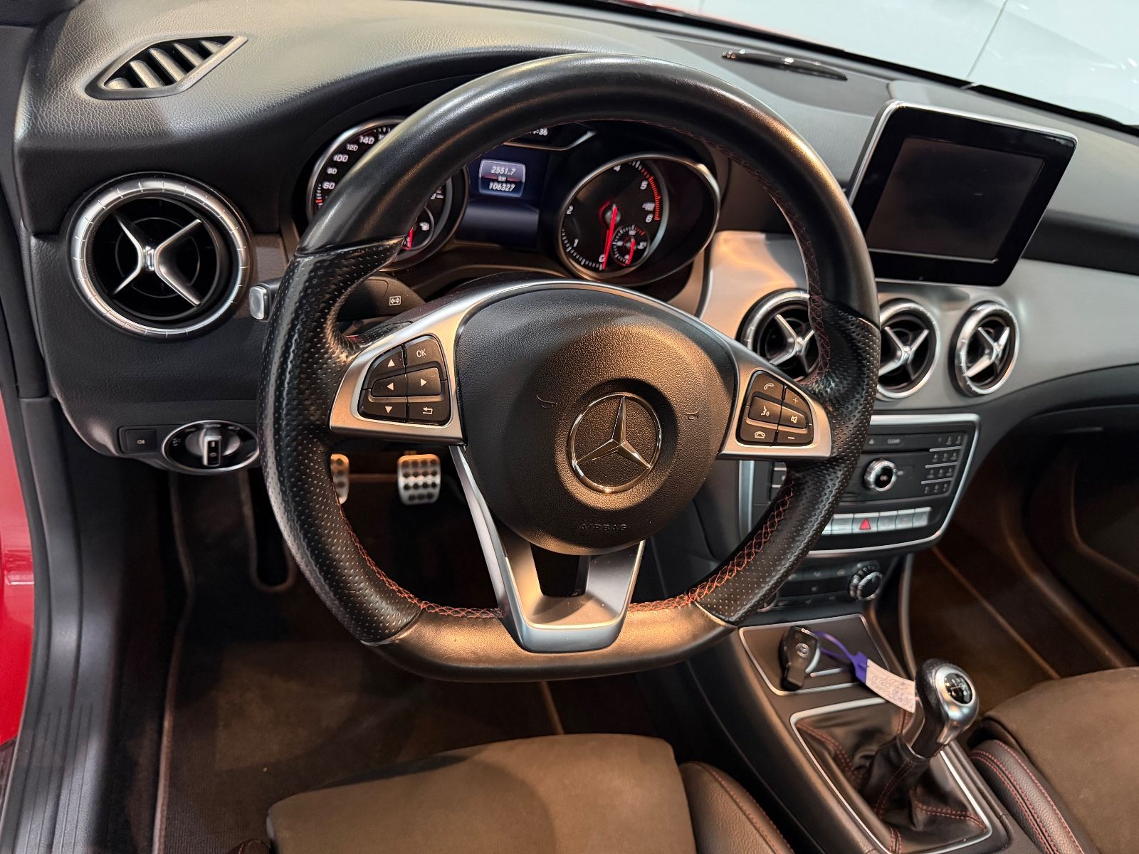 Fahrzeugabbildung Mercedes-Benz CLA 200 D AMG LINE / ROT