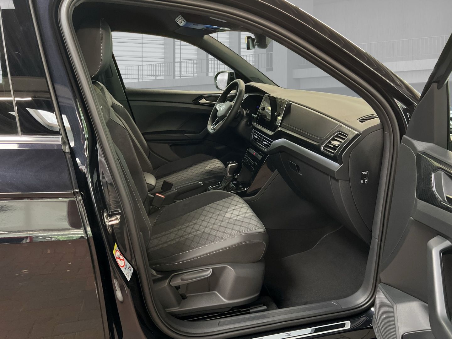 Fahrzeugabbildung Volkswagen T-Cross R-Line 1.0 TSI Sportpaket AHK-abnehmbar