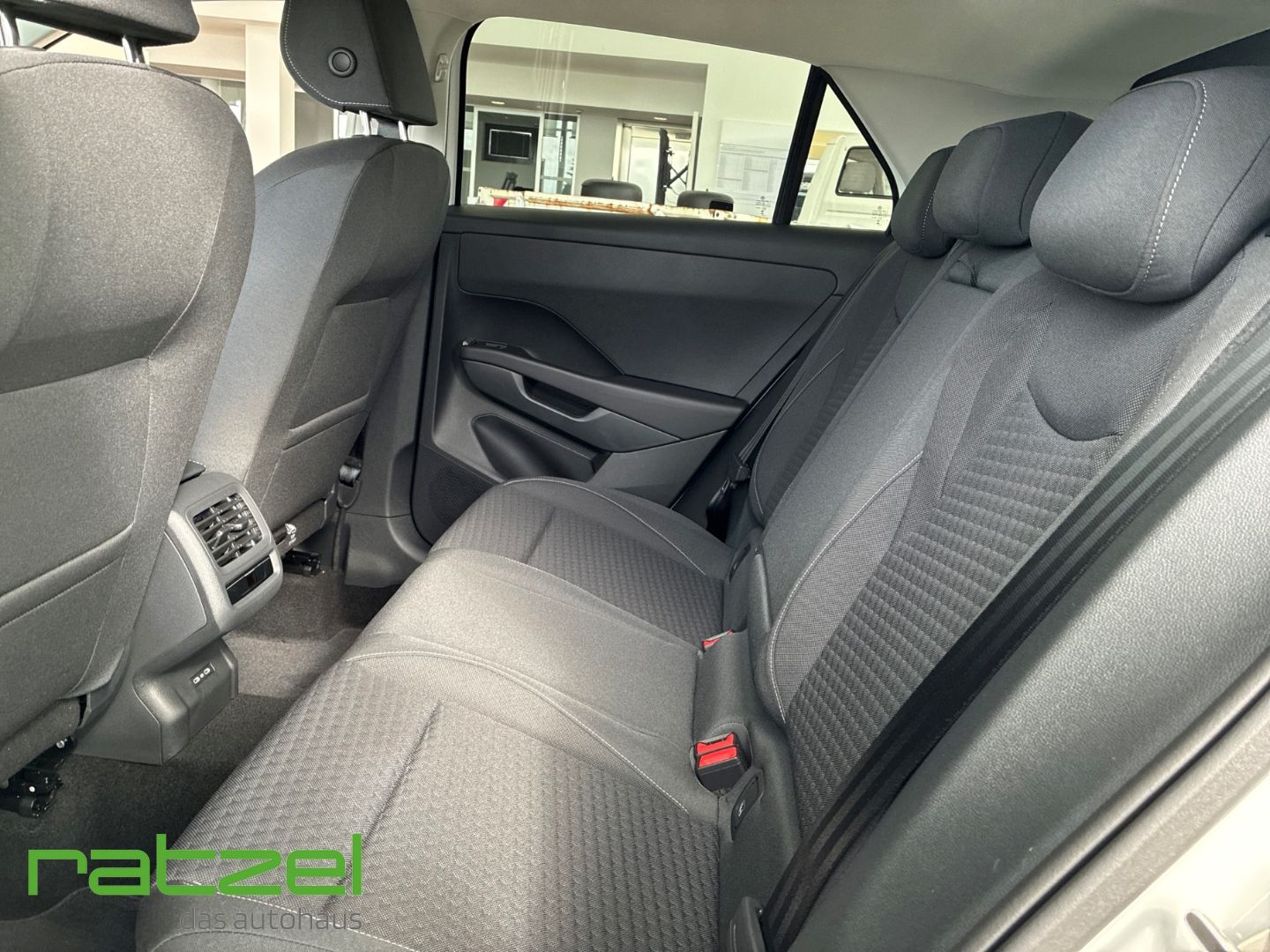 Fahrzeugabbildung Volkswagen T-Roc 1.5 eTSI AHK+Ganzjahresreifen+Navi
