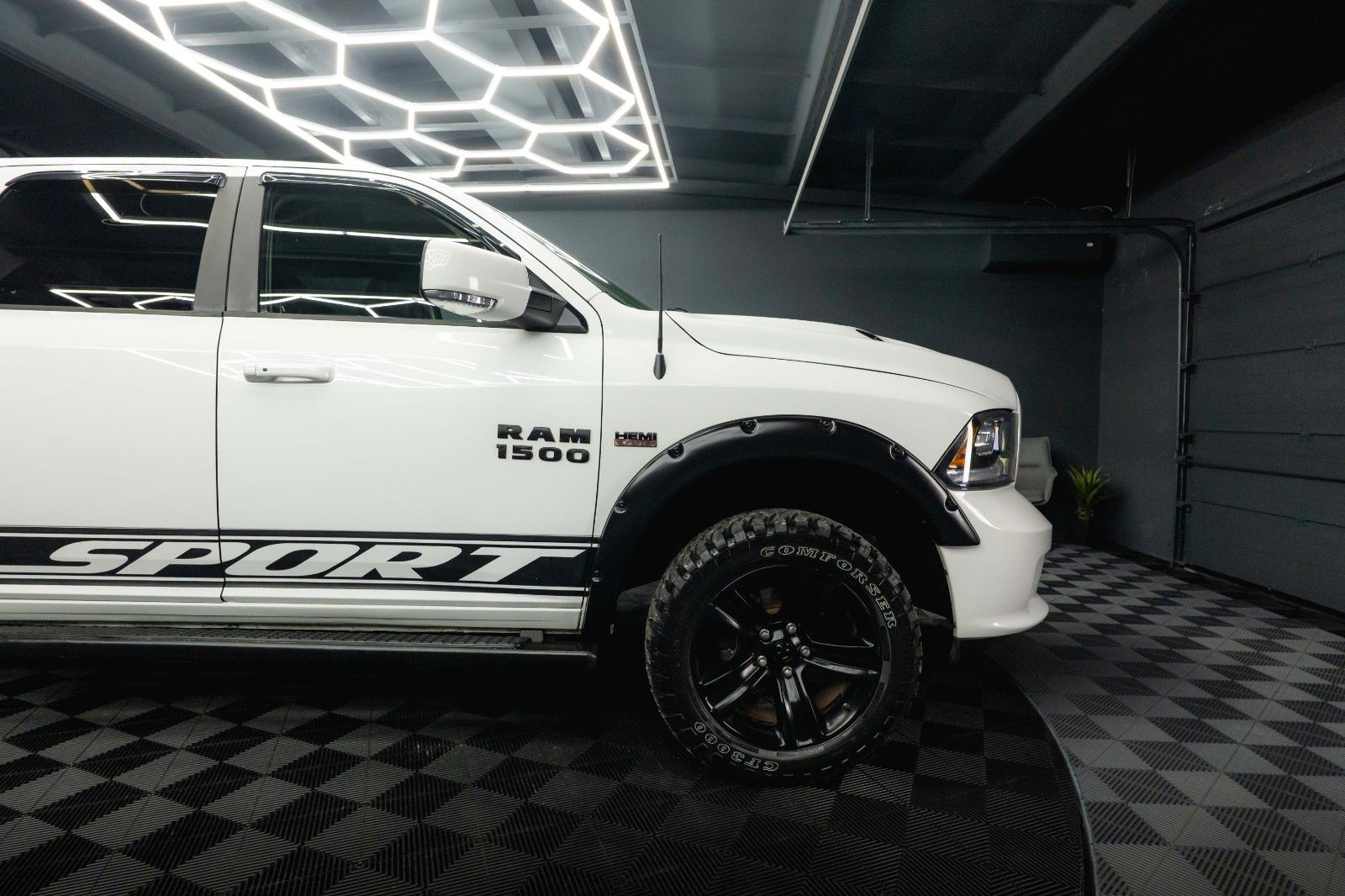 Fahrzeugabbildung Dodge RAM 5.7 V8 HEMI 4x4 Offroad Sport  LONGBED *LPG*