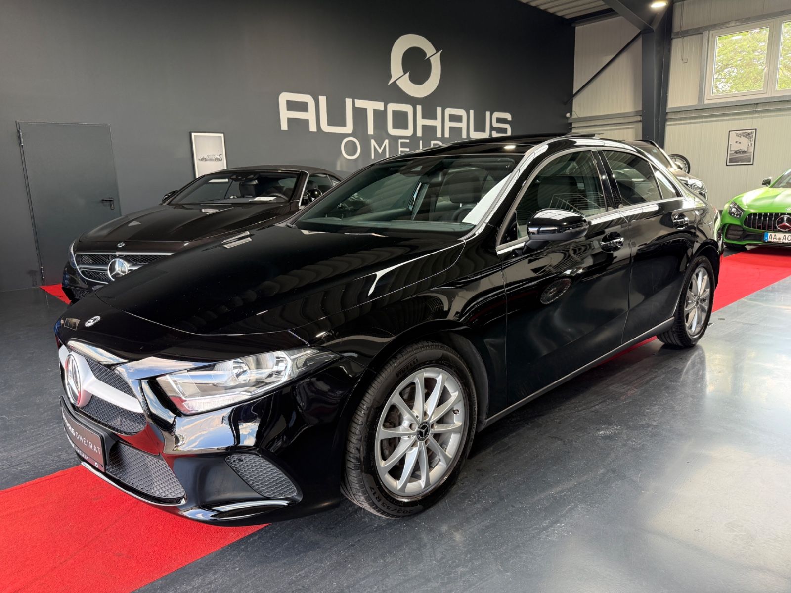 MERCEDES-BENZ A 180 Limousine 1-HD/Panorama/R-Kamera/SHZ