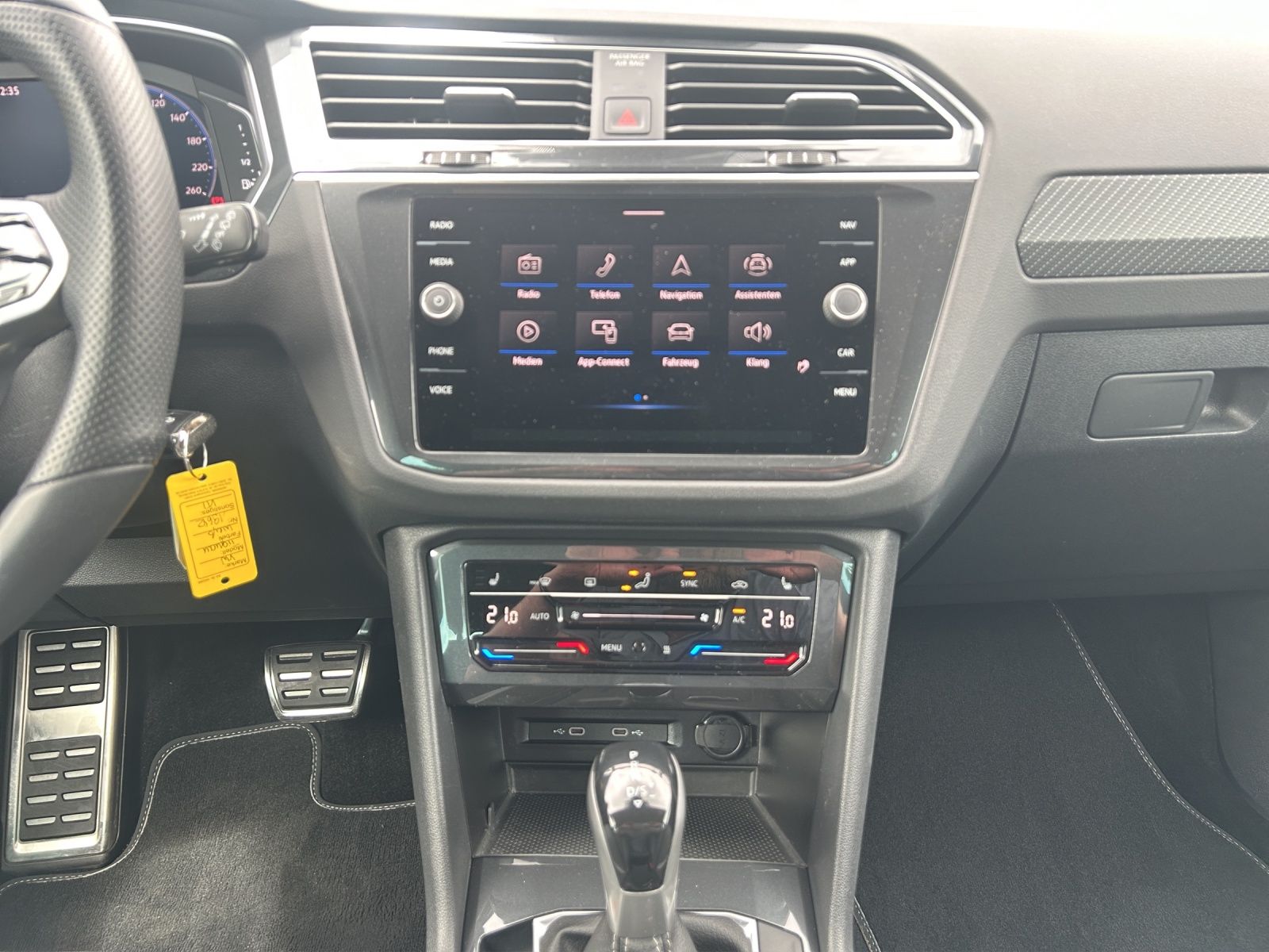 Fahrzeugabbildung Volkswagen Tiguan TSI R-Line DSG Standhzg LED AHK Navi AID