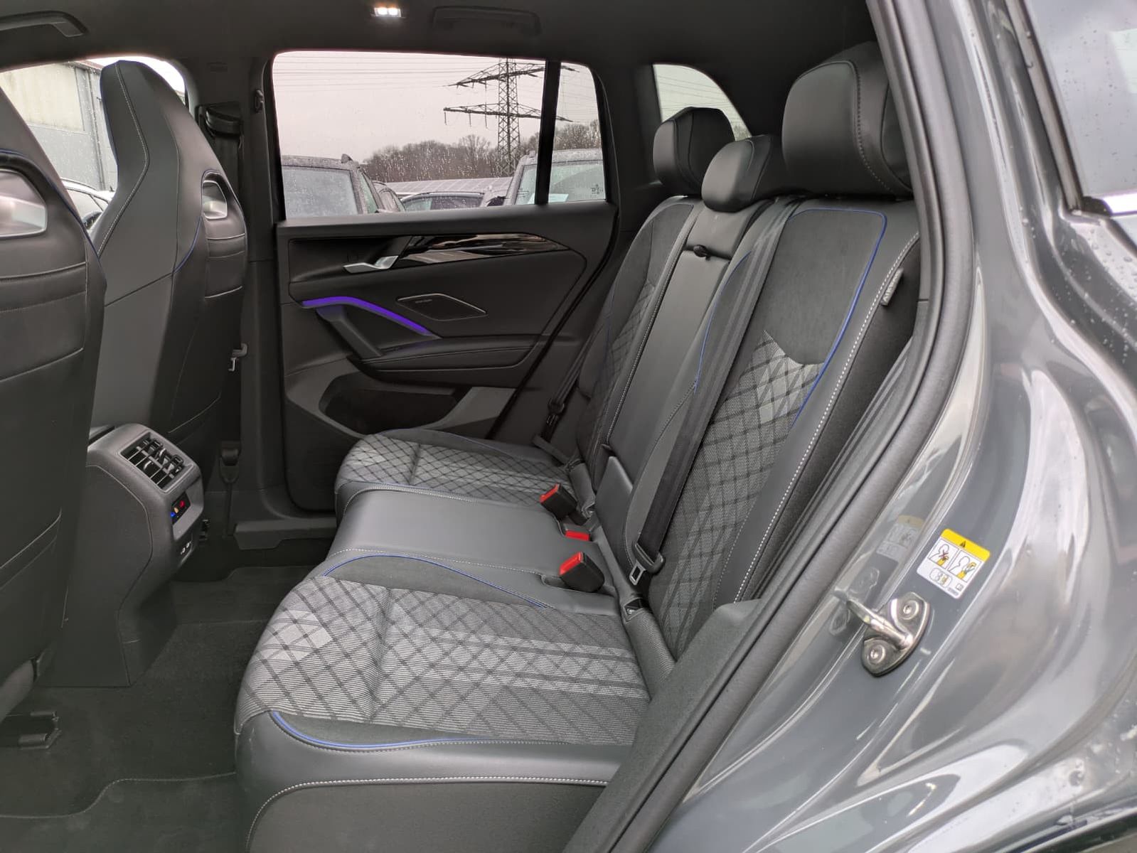 Fahrzeugabbildung Volkswagen Tiguan 2.0 TDI 4M R-Line PANO*H&K*AHK*MATRIX*20"