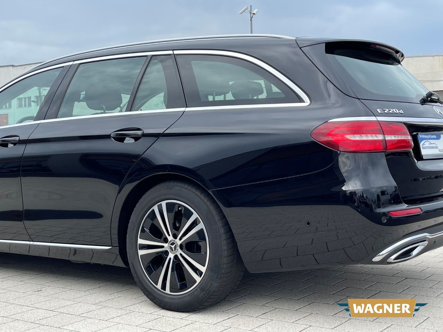Fahrzeugabbildung Mercedes-Benz E 220 T LED-Scheinwerfer Elektr. Sitze Sitzheizu